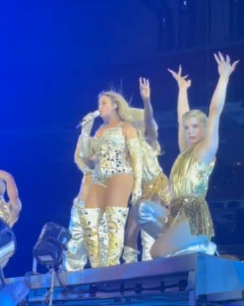 ミッシー･エリオットのインスタグラム：「I want to say I’m Humbly Grateful to @beyonce my friends sent me this video due to all that I was dealing with I missed this concert but this shout out from 👑🐝meant so much & I’m honored to have known bey for over 2 decades to now seeing the LEGENDARY ICONIC Mrs Carter pack out in every state🙌🏾Much love and much more success sis🙏🏾🤗👑」