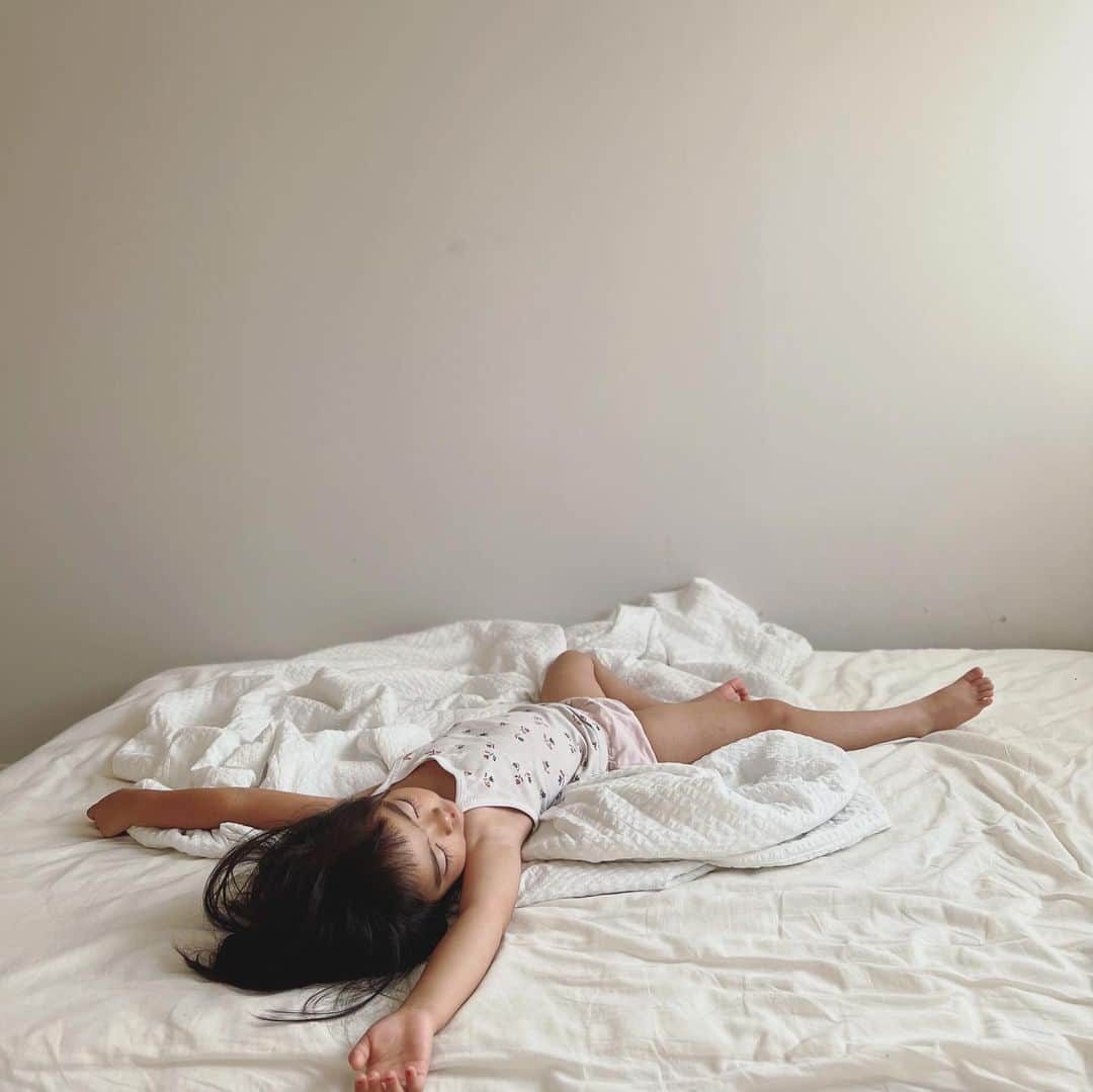 のインスタグラム：「4さいの夏🌻  ダイナミックな寝相と大好きなアイス待ちのつま先🩰 家ではお決まりの🍑姿。 最後のキメポーズ、なんだろな、、  #4さい」
