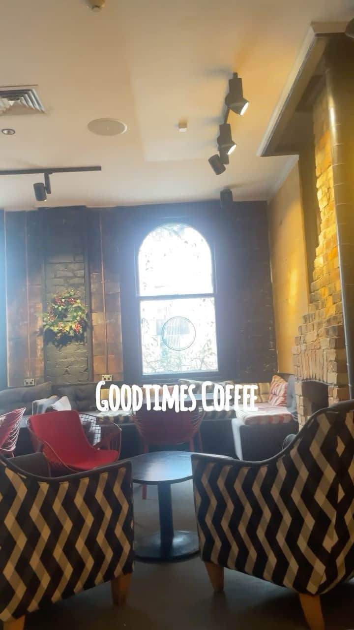 のインスタグラム：「In Auckland🇳🇿  旅行は朝食なしホテルでカフェ巡りに行くのが好き。 (日本の旅館はぜっっったい朝食有りがいいけどね☝️)  Googleマップで写真みて 美味しそうなところに行ってます。  基本、大正解。  ここも美味しかったし居心地よかったです☕️💗  日本からワーキングホリデーで来てるお兄さんに会って その人は朝ここでバイトして授業1コマだけとって夜はまた別で働いてるんだって！😳  すごい行動力だよね！素敵！👍  When I travel, l like to stay in a hotel without breakfast and then go to a cafe ♡ (I definitely stay in a hotel with breakfast in Japan, though.because I really really like Japanese breakfast!!!!!)  I always check Google Maps for pictures of good food and go there.  So far, so good 😏👍  This place was also comfy and tasty♪  I met a man from Japan who came here with a working holiday visa :) He works there just in the morning, takes 1 class at a language school, and then works somewhere else!  That's a great dynamic, isn't it? 👏  #語学留学生 #アウトプット日記 #NewZealand #Auckland #aucklandcafe」