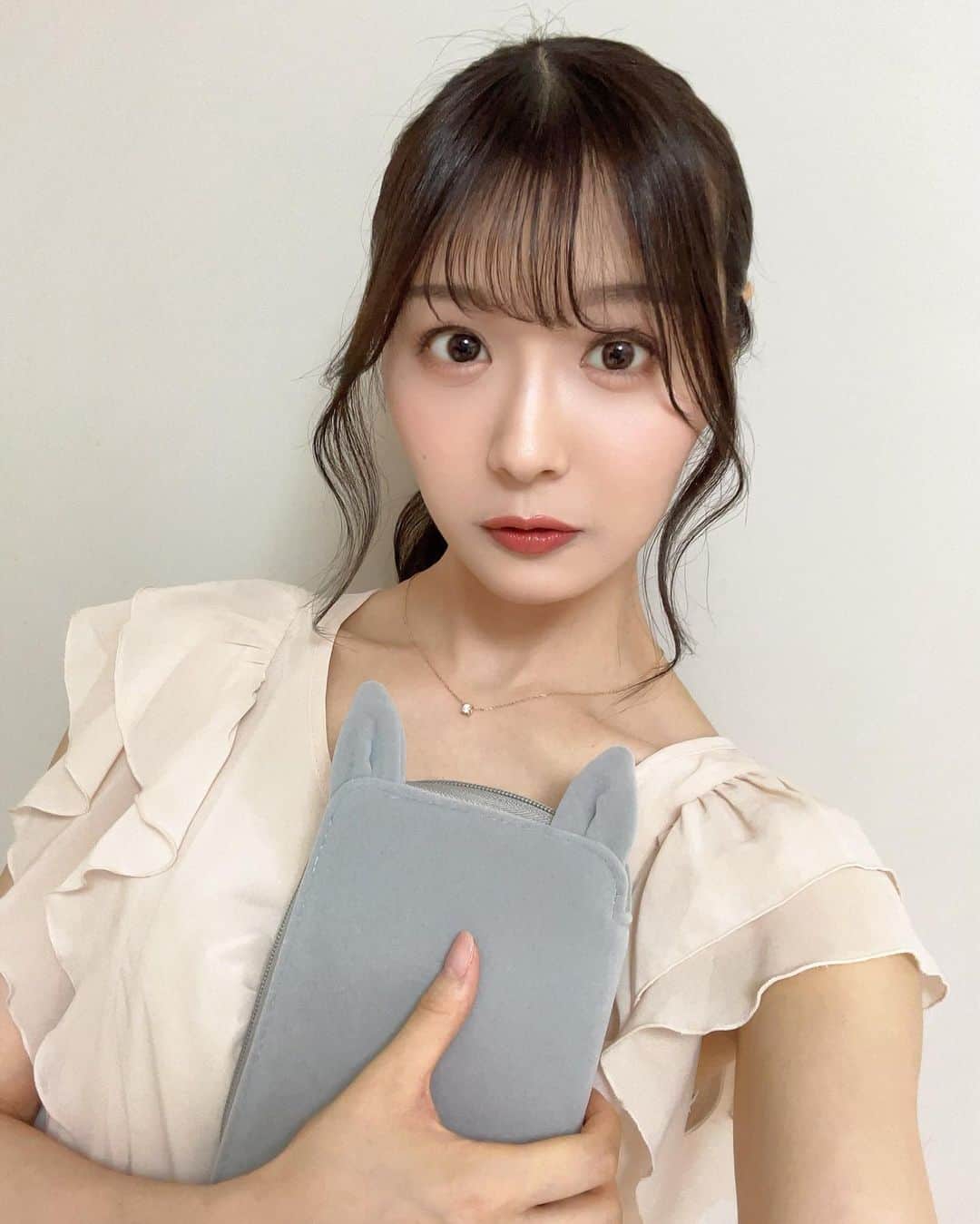 雪音まりな（まーりん）のインスタグラム：「. 大好きな @sixpluscosmeticsjapan さんのメイクブラシセット💄新しいやつ🤤相変わらずケースからしてめちゃ可愛。 5本セットでチークブラシ、パウダーブラシ、アイシャドウブラシ、ペンシルブラシ、ディテールブラシがついてます。 とにかく肉球のデザインがめっっっちゃ可愛い😭‼️実はブラシの先端も肉球の形になっています😎（可愛いすぎて使うの勿体無い💦）毛もとても柔らかくて肌に負担のない仕様になっています。 今回はアイシャドウとフェイスパウダーも。アイシャドウは万人受けするベージュ、ブラウン系パレット。まぶたに載せてみるとマットな質感で、とても使いやすいです🥰 フェイスパウダーは白色ですが、白浮きせずナチュラルについてくれます。肌がパッと明るくなり、メイク直しにも仕上げにもぴったりでした💓  PR @sixpluscosmeticsjapan #メイクブラシ #コスメ #メイク道具 #ファンデーション #メイク好き #お気に入りコスメ #女子力アップ #sixplus」
