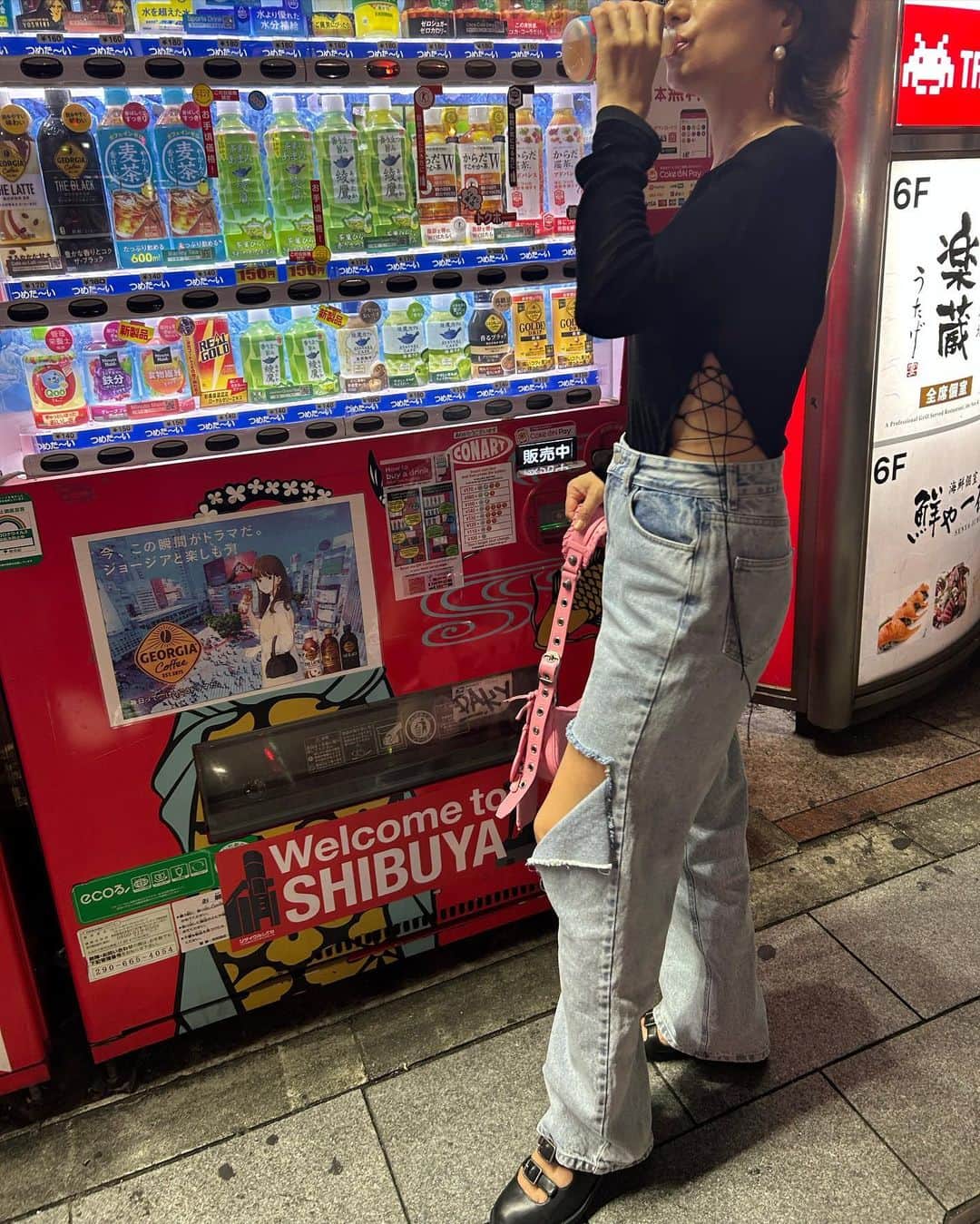 佐田真由美さんのインスタグラム写真 - (佐田真由美Instagram)「渋谷でギャルっぽく遊んだ日。 UFOキャッチャー 悔しくてもやめられる派ですか？ 私は 急にやめる派😆 で、これでおしまい！ってなったら 取れるw 背中ばっくり空いたボディスーツは横が編み上げになって可愛い‼️ @forgetmenots_official  のオリジナル‼️ @balenciaga  のピンクバッグは一目惚れして買ってしまったー🩷 デニムは @rokhofficial #さだまゆコーデ」8月19日 10時22分 - sadamayumi