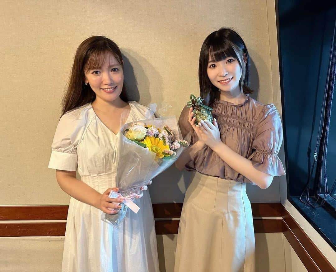 汾陽麻衣さんのインスタグラム写真 - (汾陽麻衣Instagram)「本日TOKYO FM『川音希 はじまりのラジオ』（土 28:00～28:30）にゲスト出演致します💛  私がゲスト出演する日が来るなんて… ありがたい限りです🫶  歌手の川音さんは何度もサンフリにお越し下さっているので、収録日はとっても楽しく和気あいあいとトークさせて頂きました☺︎ お誕生日の花束まで用意して下さって…ありがとうございます♡  アナウンサー人生、ラジオの事、一之輔さんの事など色々と話しております🎙️  radikoアプリでは1週間聴けますので、是非お聴き下さいませ🥰  #はじまりのラジオ  #川音希 さん #tokyofm  #ゲスト出演  #汾陽麻衣」8月19日 10時33分 - mai_kawaminami