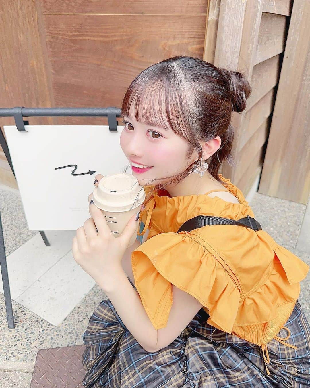 近藤沙瑛子のインスタグラム：「おはよう☕️   #ひがし茶屋街 から歩いてすぐのコーヒー屋さん テイクアウトのカップ可愛くて好みすぎて絶対行きたかったお店 ˊᵕˋ 豆の種類いっぱいありすぎて迷ったけど、桃のコーヒー飲んだ🍑  店員さんが同じ熊本の方で、優しく話してくれたの嬉しかった〜☺️💭   #金沢  #金沢カフェ  #金沢旅行  #nonstopcoffeestand」