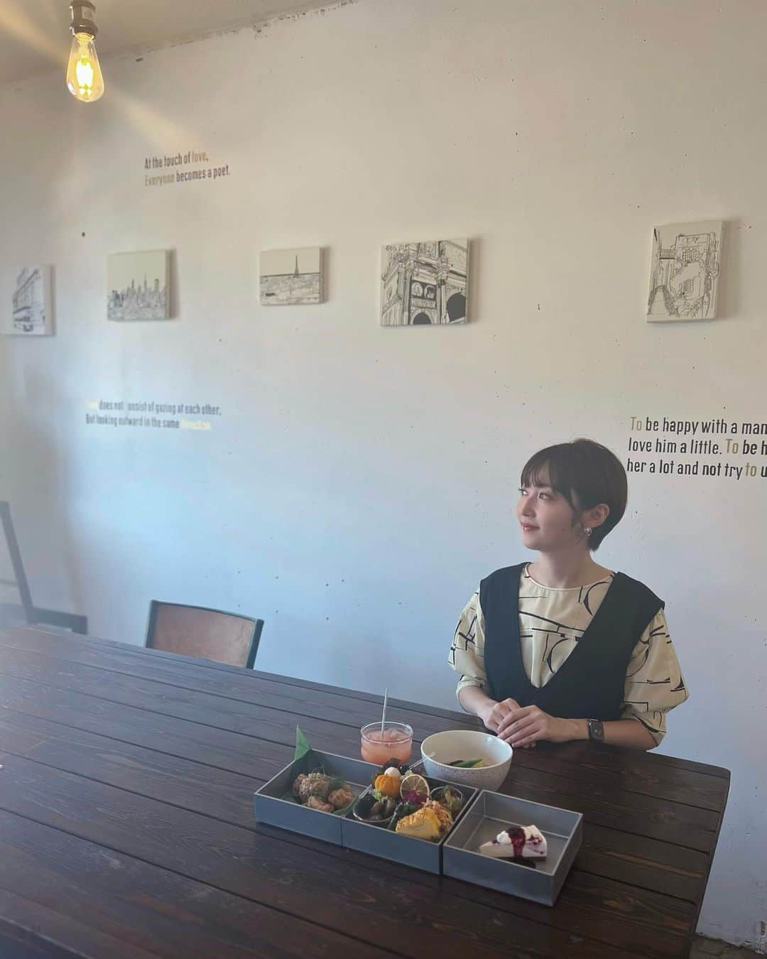 松田愛里のインスタグラム：「今日の四国新聞「アナめし」で ご紹介している、高松市屋島西町 TIAM TABLE ( @tiam_table )さん🍽️  アートが広がる空間で 旬の食材を使ったランチやスイーツがいただけるお店。  アーティスト活動とお店の両立、 格好良いです✨私も応援しています！  ※衣装、タグ付け🏷️始めてみました 👗今回はすべて私物です  #香川 #高松 #屋島西町 #香川カフェ #香川ランチ #三段重 #tiamtable #四国新聞 #アナめし #アナウンサー #アナウンサー衣装」