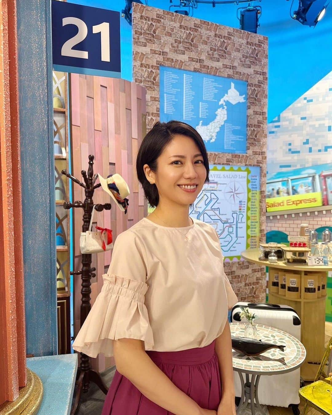 松下奈緒のインスタグラム：「皆さんこんにちは☀️  今週も「旅サラダ」をご覧いただきありがとうございました。  スキマスイッチさんの愛知の旅、私も何度も訪れている愛知ですが、まずは東山動物園から行ってみたいですゾウ🐘ww  そして全力少年を披露してくださっり感動でした！！ 大好きな曲です😆  残暑厳しいですが、どうか安全に夏を楽しんでください❗  #旅サラダ @tabisalad   #松下奈緒  <衣装>  ブラウス、スカート#CoutureBrooch イヤリング#テイクアップ」