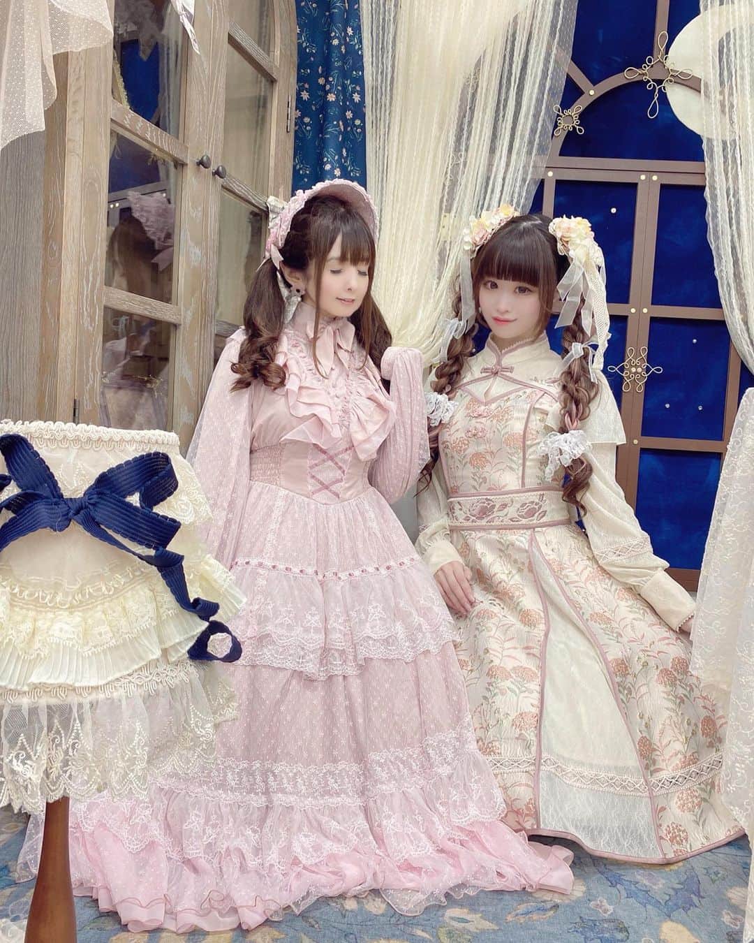 伊藤芽衣のインスタグラム：「先日、 星箱Worksさまの @hoshibakoworks  秋冬新作展示会に ⁡ 咲姫ちゃんと一緒に お邪魔させていただきました♡ ⁡ すてきなお洋服を 着用させていただいたの…！ ⁡ めいちは ロリィタ服、 初心者なので、 ⁡ 咲姫ちゃんが あたまにのせる飾り物 かわいくつけてくれました♡ ⁡ お写真や動画も たくさん撮らせていただいたので、 ⁡ 少しずつ更新します！ ⁡ 星箱Worksさま♡ 咲姫ちゃん♡ ありがとうございます！ ⁡ #星箱works #HoshibakoWorks #ロリータファッション #ロリィタファッション #ロリィタ」
