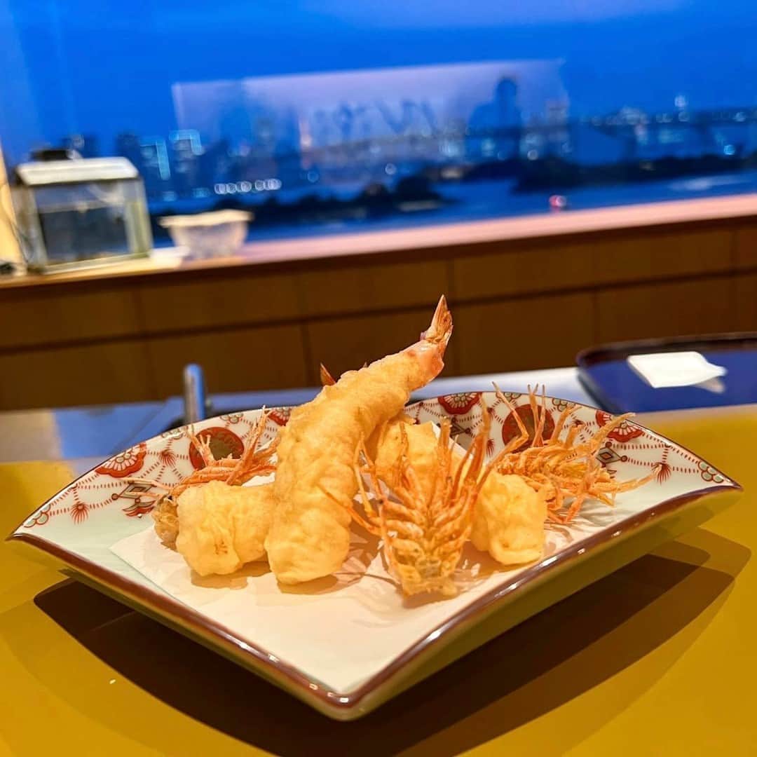 Hilton Tokyo Odaiba ヒルトン東京お台場さんのインスタグラム写真 - (Hilton Tokyo Odaiba ヒルトン東京お台場Instagram)「天ぷらカウンター「さくら」では、車えびをはじめ、魚介や季節野菜の天ぷらをご提供しています。  絶妙な揚げ加減で調理される天ぷらは、オリジナルの揚げ油を使用することで、サクサクとした食感でありながらも重さを感じさせず、女性でも気軽にお召し上がりいただけます🍤  目の前に広がる東京湾の絶景を望みながら、シェフ自慢の揚げたての天ぷらをご堪能ください。  ▶︎詳細は、 @hilton_tokyo_odaiba のプロフィールリンクよりご確認いただけます。  Step into the Sakura Tempura Counter for a delightful array of tempura pleasures, featuring everything from succulent shrimp to seasonal vegetables.  Our special oil ensures each piece is flawlessly crispy whilst dining along with the breathtaking panorama of Tokyo Bay.  Please click the profile link for reservations or inquiries.  #ヒルトン東京お台場 #hiltontokyoodaiba」8月19日 11時00分 - hilton_tokyo_odaiba