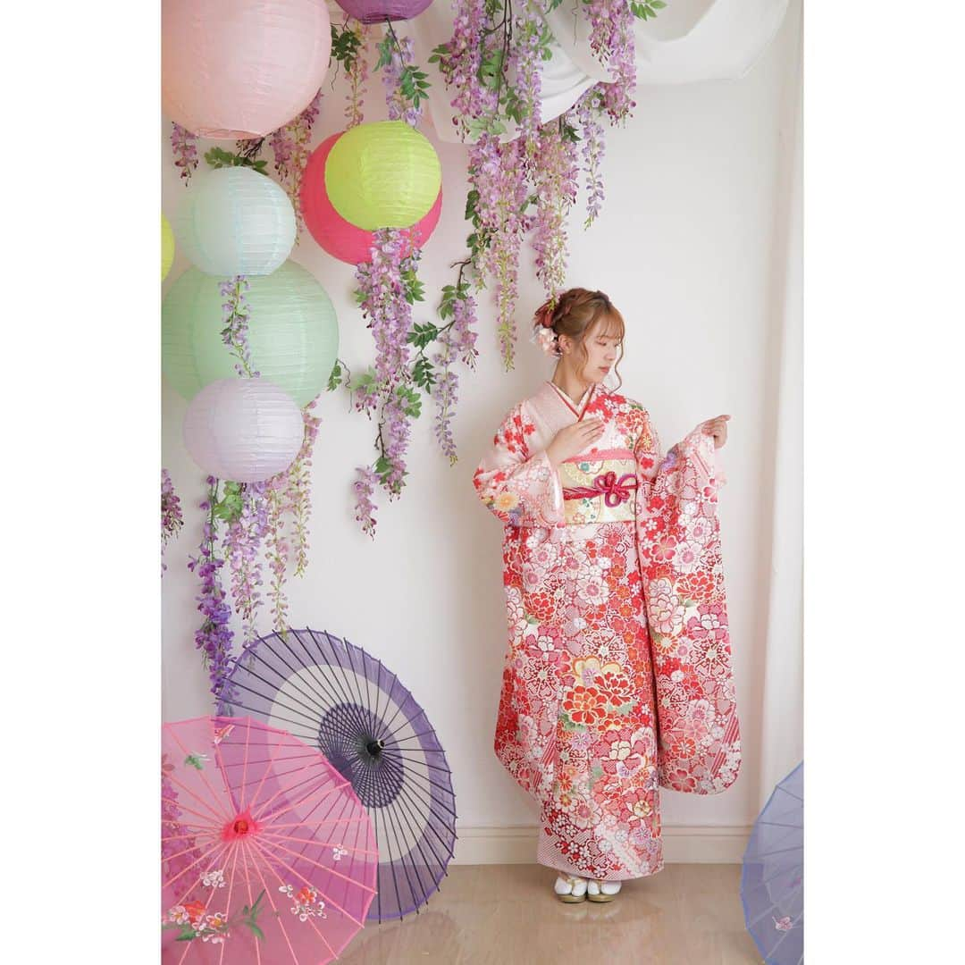 スタジオキャラット 名張店のインスタグラム：「＊ ＊ 振袖展示会開催致します👘 日にち:9月16日(土)~24日(日) お時間:9時~17時 ⚠️ご来店の際にはご予約が必要になります❕ . . @caratt_nabari  . photographer...k_yamashita . . . #スタジオキャラット#スタジオキャラット名張店 #キャラット #studiocaratt #caratt #名張 #伊賀 #フォトスタジオ #スタジオ #写真館 #写真スタジオ #写真 #記念 #節目#NABARI #振袖 #着物 #お持ち込み衣装 #はたち #振袖撮影 #成人#ドレス#ドレス撮影#展示会#新成人 #ヘアアレンジ #振袖ヘア #成人式ヘア」