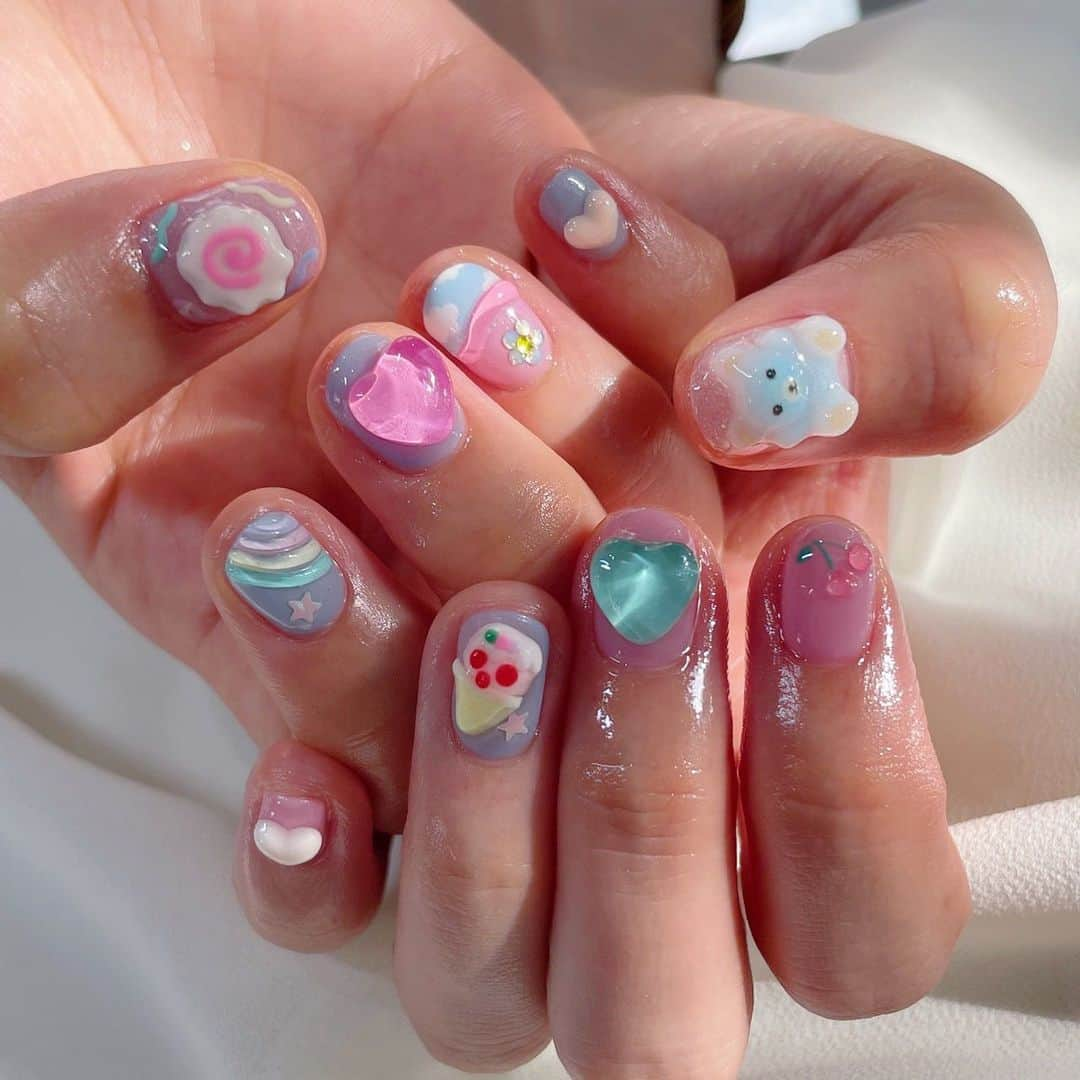 平野友里（ゆり丸）さんのインスタグラム写真 - (平野友里（ゆり丸）Instagram)「💅🏻  New Nail🍥🍭🤍  今回はとある撮影に合わせたテーマな ネイルにしたよ〜〜🥰💗  ポップでめちゃくちゃかわちい🥹💗  爪見るたびにかわちすぎてぴえんになる🥹  全指にkawaiiが詰まってるよ😭💗笑  お気に入りネイル💅🏻 @lovl__nail @mitsu.lovl さんにお願いしました🥰✨  ・ ・ ・ ・  #ニューネイル #ニューネイル💅 #ネイル #ネイルデザイン #トレンドネイル #ネイルサロン #夏ネイル #韓国ネイル #原宿ネイル #原宿ネイルサロン #ゆり丸 #原宿 #原宿駅」8月19日 10時53分 - yurimaruchan___