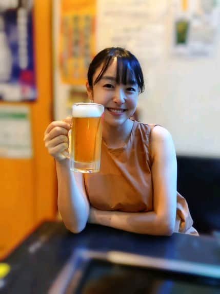 米澤かおりのインスタグラム：「ファジーネーブルは飲まないんだけどね😗 ビールと日本酒が好きなんです🫶  #セントフォース #centforce #米澤かおり」