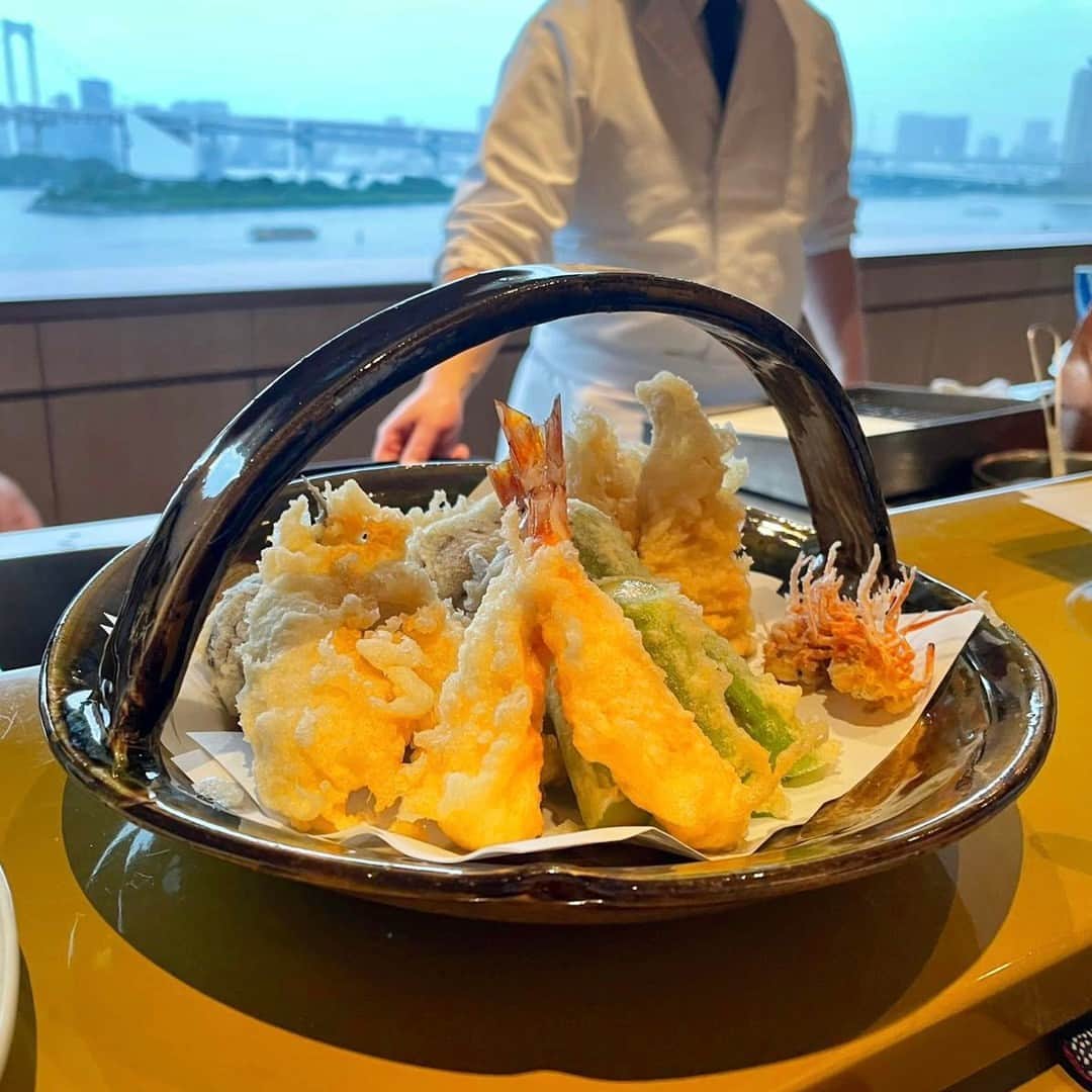 Hilton Tokyo Odaiba ヒルトン東京お台場のインスタグラム：「天ぷらカウンター「さくら」では、車えびをはじめ、魚介や季節野菜の天ぷらをご提供しています。  絶妙な揚げ加減で調理される天ぷらは、オリジナルの揚げ油を使用することで、サクサクとした食感でありながらも重さを感じさせず、女性でも気軽にお召し上がりいただけます🍤  目の前に広がる東京湾の絶景を望みながら、シェフ自慢の揚げたての天ぷらをご堪能ください。  ▶︎詳細は、 @hilton_tokyo_odaiba のプロフィールリンクよりご確認いただけます。  Step into the Sakura Tempura Counter for a delightful array of tempura pleasures, featuring everything from succulent shrimp to seasonal vegetables.  Our special oil ensures each piece is flawlessly crispy whilst dining along with the breathtaking panorama of Tokyo Bay.  Please click the profile link for reservations or inquiries.  #ヒルトン東京お台場 #hiltontokyoodaiba」