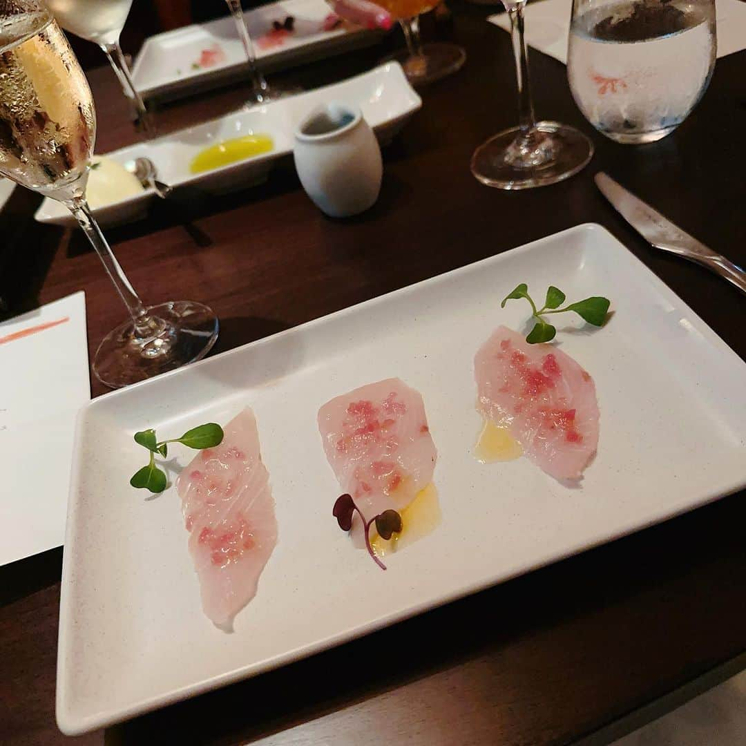 小林明実さんのインスタグラム写真 - (小林明実Instagram)「@scarpettatokyo  で女子会🤍🤍✨ 5年ぶりに4人で会えた🤍✨ 嬉しい✨✨✨ ご飯も美味しかったし この日はみんな派手で 綺麗だった😍 いい思い出✨ @maimiokuwa  @yumisakurai24  @mao_miyashita_   #東京 #女子会 #スカルペッタ東京」8月19日 11時01分 - akemi.1177