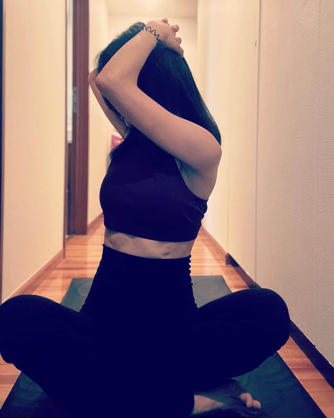 中岡由佳さんのインスタグラム写真 - (中岡由佳Instagram)「❇︎ 私は2人の子供がいます。産後、第一子の時は早く元の体型に戻ったけれど、第二子はなかなか戻らなかった。特にお腹周りの段々畑のような皮膚の緩みがなかなか取れなかった。妊娠中にストレッチができなかったので、産後は柔軟体操をすると痛くて辛過ぎるほど体が固くなってしまい、肩こりも酷くなり、愛育病院の血液検査で血糖値も高いと診断され、健康好きなのに不健康に向かうのかとハッとして、運動と食事で本気で体を整えようと思いました❤️‍🔥❤️‍🔥 ピラティスを数年間続けてインストラクターさんとトレーニング、そして良い姿勢のアドバイスも受けた。今では家での隙間時間に簡単なストレッチと筋トレをしている。2年ほどで体型が締まり、血糖値も定期的な検査で落ち着いて、肩こりも嘘のようになくなり、体調がとても良いです。ストレッチ、筋トレは簡単でいいから毎日動かしながら、普段の姿勢をまっすぐ意識する事が大事だと思います。自分で良い姿勢が分からなければ、頭の上に少し厚みのある本を置いて立ち、落ちないように立てたらそれが良い姿勢🙄前屈み、反り腰に注意して頭を肩の上に乗せるように真っ直ぐに、そうすると背筋もスッと伸びます。 これからも日頃の簡単なトレーニング（ストレッチと筋トレ）を続けて、ライフスタイルのテーマに掲げている『健康で格好良く、美しく』を目指して、運動や食事を発信していきます💪😋 #health #healthy  #cool #beauty #beautifully #workout #lifestyle  #centforce #セントフォース」8月19日 11時05分 - yuka_nakaoka