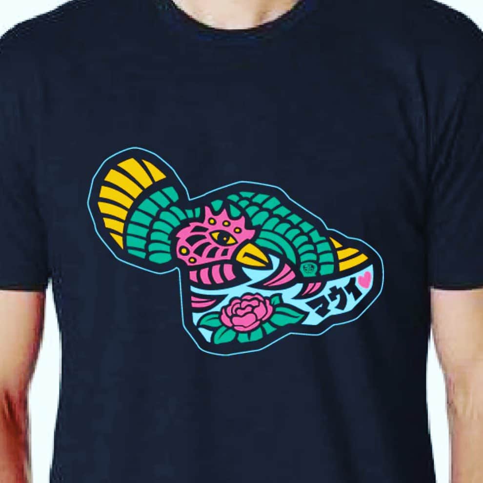 サラ・ウェイン・キャリーズのインスタグラム：「⭐️ maui relief fundraiser ⭐️  . @sumofishdesign is the brother of one of my oldest friends from hawai’i - he’s donating all profits of these rad Ts to the Hawaii Community Foundation’s Maui Strong Fund.  . design is the outline of Maui island with the Hanafuda phoenix inside - rising from ashes - and the Lokelani flower of maui.  .  local folks kokua (help) local folks #808 #mauistrong @hawaiicommunityfoundation」