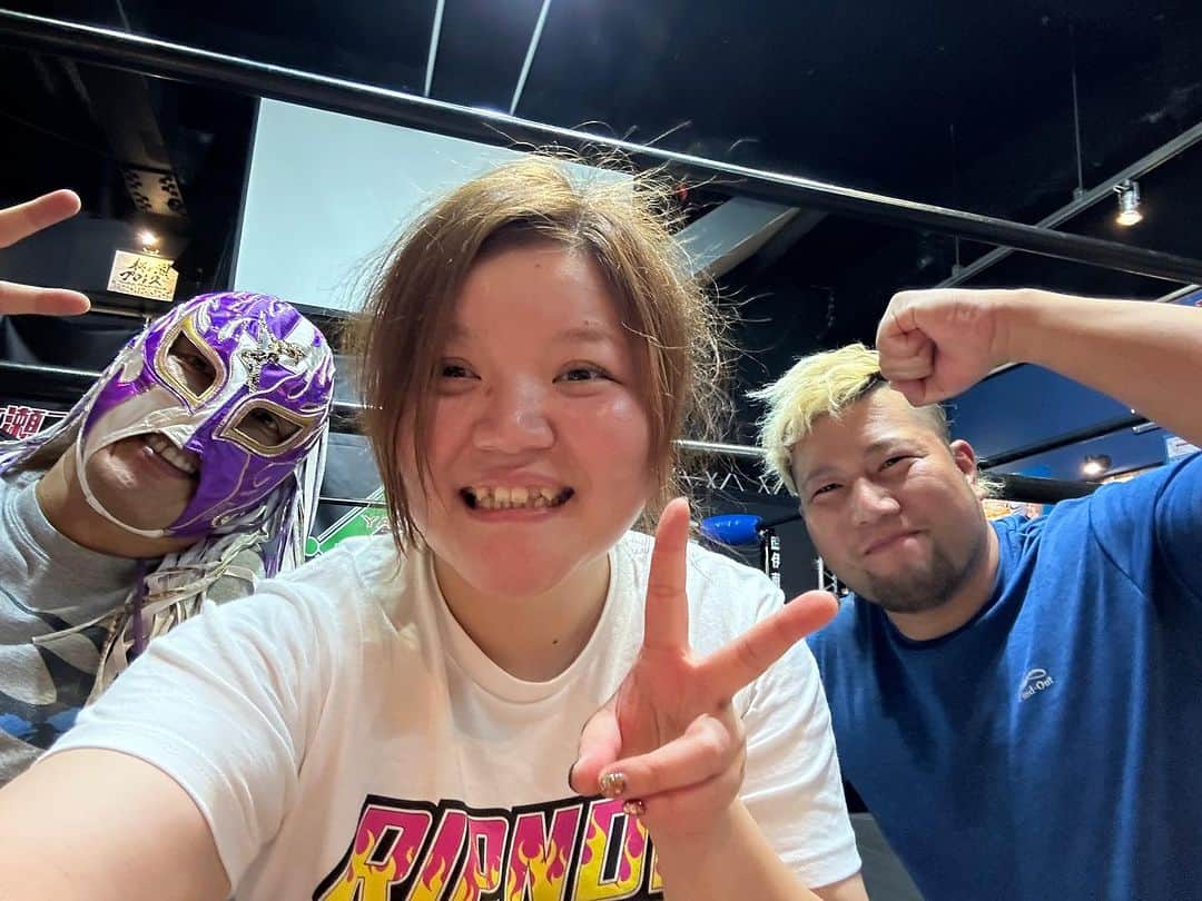 マリ卍さんのインスタグラム写真 - (マリ卍Instagram)「今日は #コスケンプロレス の練習日！ヤスさんのプロレス教室では自分もあまりやらない動きをやってみたりして 結局ジムから考えたら 17:00から23:00くらいまでプロレスしてました！ 私は結構不器用なので 1つのことしか頑張れないけど やりたいことがたくさんあって、みんなと一緒に好きなことやなりたい自分に向かっていけることが本当に幸せで かけがえの無い時間だなーって思います。  初心を忘れず←を忘れてきてるなーって思った時は サウナ行って水風呂して頭冷やしてリセットして、私は次のステップに行く為にも 色々なこと整理して前に進まなきゃいけない！  今後のスケジュールも計画たてなきゃいけないし！ 頑張ります！！  ただ、Twitterがエックスになってから とっても使いにくいし、また利用制限かかるの怖くて みんなにリプもあんましなくなってきてるので Instagramのコメント返信100%目指して頑張ります←その為にInstagram慣れよう…  【定期】#コスケンプロレス 旗揚げ決定！ 2023.10.7(土) 18:30開場19:30開始 全席自由3000円  レッスルブレインカップ選手権試合 (この6人でシングルマッチ・タッグマッチ・6人タッグマッチの3試合行う) 【王者】 唯我・大和ヒロシ・定アキラ vs 【挑戦者】 小杉研太・マリ卍・ラウザ #柳ケ瀬プロレス  チケットのご予約おまちしております！  #岐阜県 #岐阜市 #柳ケ瀬 #柳ケ瀬プロレス #Ladius #joshipuroresu #prowrestler #followme #joshipuro #prowrestling #wrestling #wrestler #女子プロレス #プロレス」8月19日 2時13分 - manji_0415