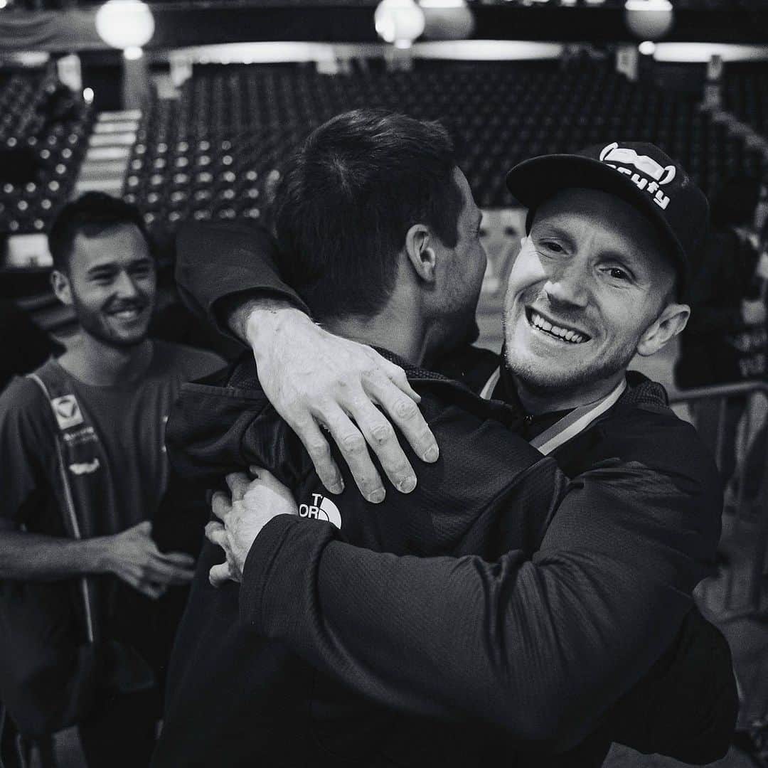 のインスタグラム：「I get asked a lot these days about my FEELINGS after World Championships are done. It's actually a real cocktail of feelings that I'm still processing, but I guess these are most dominant:   PROUD ... of what I've been able to achieve in my whole career. Since more than 10 years it's either @adam.ondra or me winning Lead World Champs. Adding another two world titles at my 9th World Championships feels just unreal. It's moments like these that will stay with me forever.   RELIEVED ... to have the @olympics ticket in my bag. Since Tokio, I knew I definitely want to compete at another Olympics and dealing with the pressure especially in the combined format is very challenging. I had a good bouldering round in Bern which meant that I had to defend my position rather than attacking from behind  (which I had to do in semis) I was mentally on point though throughout the whole competition, which gave me that extra boost.   THANKFUL ... for my girlfriend, the team, friends, family and sponsors who provide unvaluable support that helps me to live my dream. And to the crowd in Bern, which btw was amazing!!   Cheers from the beach! Enjoying summer and the easy life for a few days!   Photos by @lenadrapella / @janvirtphotography / @ifsclimbing / @toksuede   —————————————————————————————  @mammut_swiss1862 @gloryfy_unbreakable @raiffeisentirol @subaru_austria @lasportivagram @thecrag_worldwide  #berntoclimb #ifscwch #climbing #bouldering #sportclimbing #thankful #athlete #worldchampion #climbingworldwide」