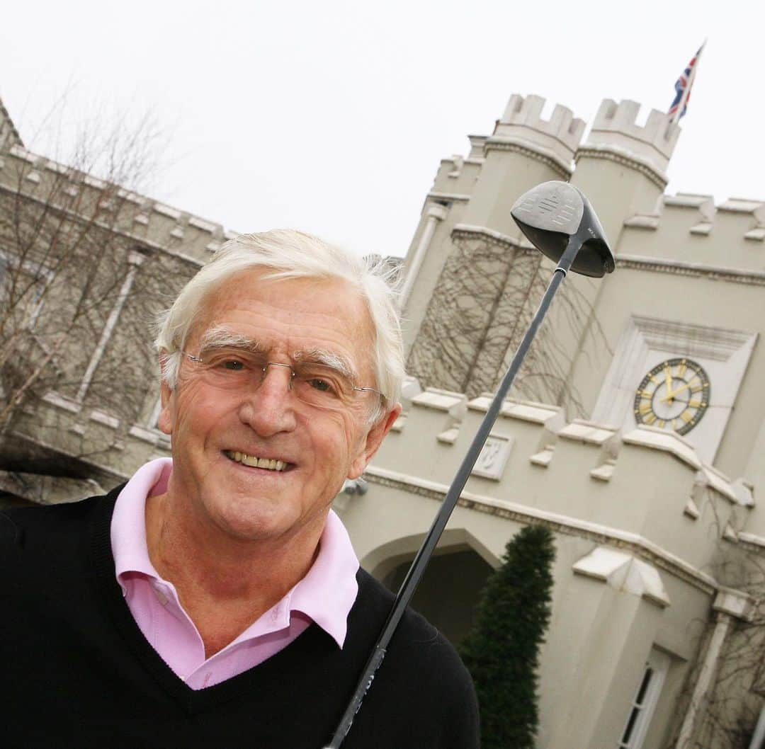 アーニー・エルスのインスタグラム：「So sad to hear the news of the passing of Sir Michael Parkinson. What a kind and brilliant man. I met Michael many times here at Wentworth, often in the gym. I feel privileged to have known him and to be able to call him a friend. This is such a loss. I’ve been thinking about Michael a lot this past 24 hours, thinking about the many wonderful conversations we had. My heart really goes out to his beloved wife Mary and the rest of the family.   Photo courtesy of @wentworth_club」