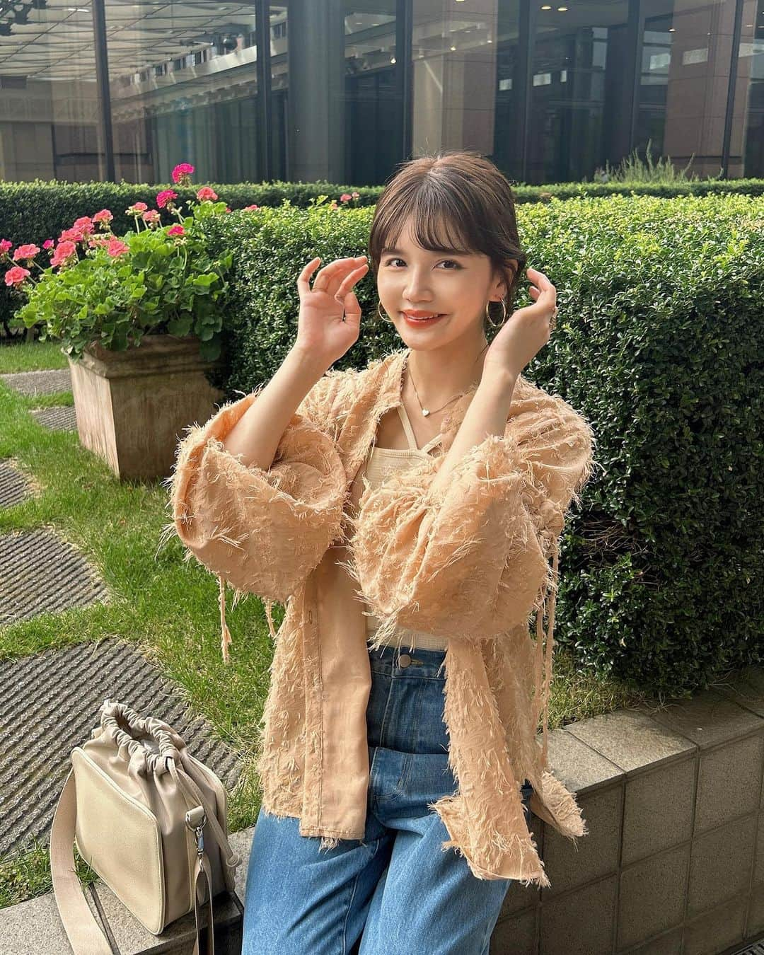 村田倫子さんのインスタグラム写真 - (村田倫子Instagram)「もけもけしているよ。🦙  blouse & denim #idem 来週の23日に発売です。 まだまだ暑い日が続くけれど idemはここから本格的に 秋モード。だいすきな秋。ｳﾚｼｲ  #idem_idea」8月19日 20時30分 - rinco1023