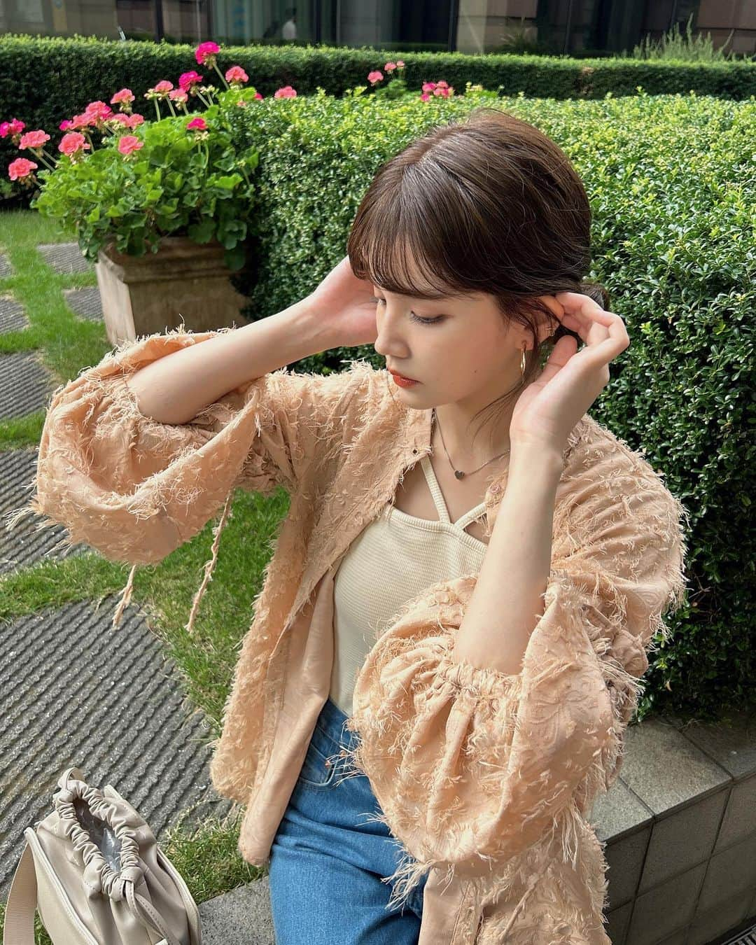 村田倫子さんのインスタグラム写真 - (村田倫子Instagram)「もけもけしているよ。🦙  blouse & denim #idem 来週の23日に発売です。 まだまだ暑い日が続くけれど idemはここから本格的に 秋モード。だいすきな秋。ｳﾚｼｲ  #idem_idea」8月19日 20時30分 - rinco1023