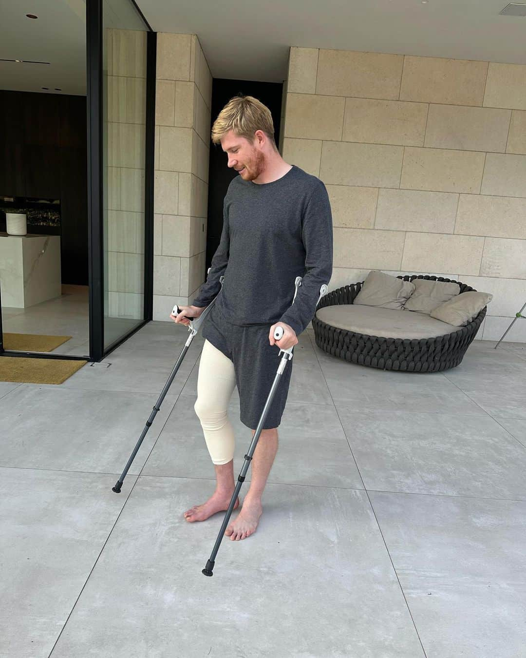 ケヴィン・デ・ブライネのインスタグラム：「The news after the Burnley game was a really big blow for me physically and mentally. Now the surgery is done I’m ready to heal my body and get back to work soon. Thank you all for the support👍」