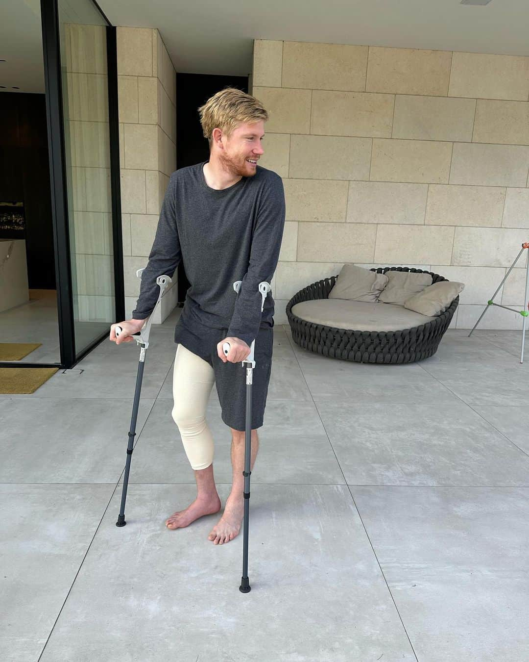 ケヴィン・デ・ブライネさんのインスタグラム写真 - (ケヴィン・デ・ブライネInstagram)「The news after the Burnley game was a really big blow for me physically and mentally. Now the surgery is done I’m ready to heal my body and get back to work soon. Thank you all for the support👍」8月19日 2時39分 - kevindebruyne