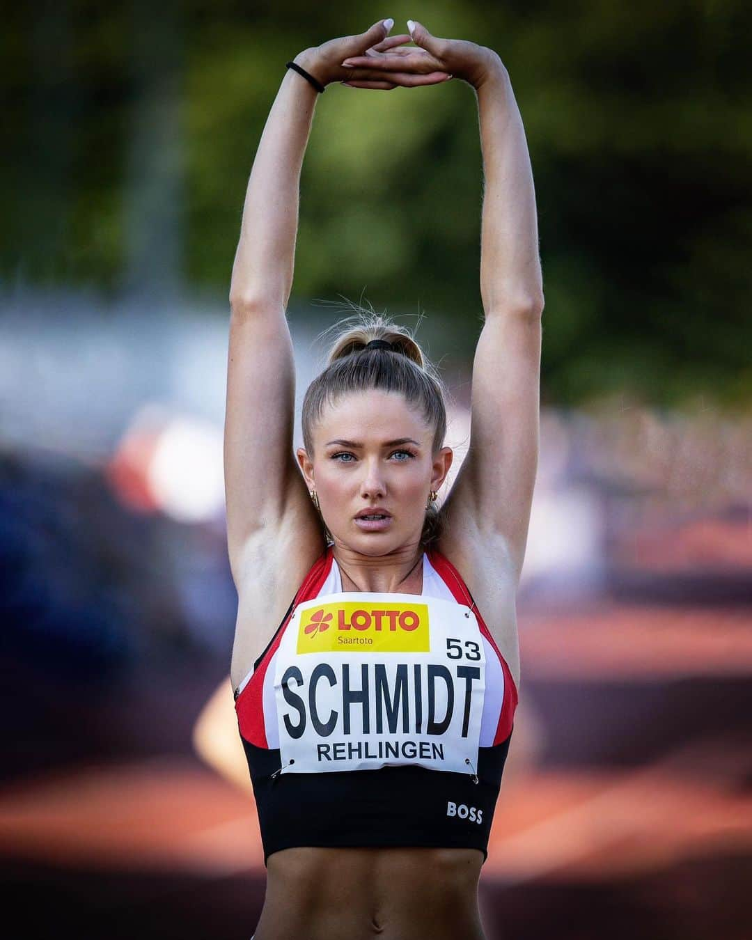 アリカ・シュミットのインスタグラム：「Last stretch before we hit the blocks! World championships start tomorrow🔥 4x4 mixed relay is at 11:15am🤞🏽 📸 @beautifulsports  #trackandfield #worldchampionship」