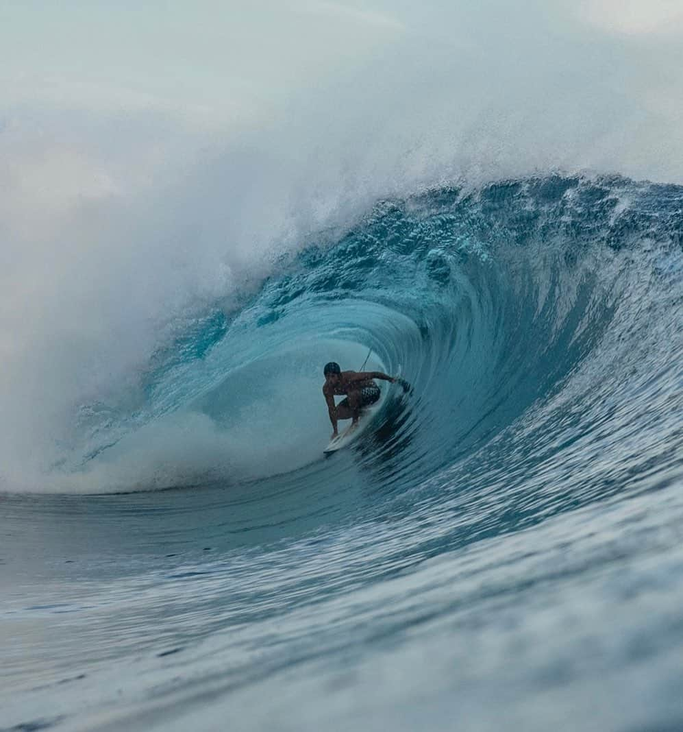 ジェレミー・フローレスのインスタグラム：「Ready to search again 👻 Live it up !. . 📸: @lilou.valero #Teahupoo @quiksilver」