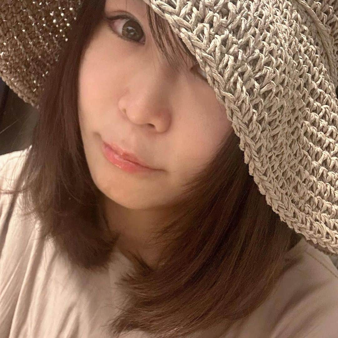 小野さゆりのインスタグラム：「茨城まで行って土地名義変更の手続きしてきました😵  物件や土地の名義変更で必要な評価額証明書は、物件や土地のある役所で取得できるが、 購入時の住所がわからないともらえないのですが、転勤族だから覚えてない( ﾟωﾟ；) 当時住んでた建物は取り壊されて、検索してもでてこない。  絶望と思っていたら、奇跡的に脳内に住所が降りてきて正解。  無事書類をゲットできて窓口でテンション上がってもた。  にしても、書類取得に契約時の住所必要かな？😹 マイナンバーカードや法定相続情報で身元ガッツリ証明されてるんだからさっさとくれ😹  てゆうか、法務局で役所と連携してデジタルで取得できるようにしてほしい。  駅から離れてるし、行ったり来たり大変すぎる🥲疲れちゃうよね  そして、相続の名義変更は住民票コードが必要。 マイナンバーとは違う。 混乱する。統一してほしい😹  手術や入院でばたつく前に、土地手続き終わらせたい😭  涙腺の細胞を取って、検査で入院＋涙腺腫瘍摘出手術で入院予定  髪の毛短くして、手入れ不必要にする為に縮毛矯正もかけておきたいなぁ。  #相続手続き　#法務局　#評価額証明書　#法定相続情報」