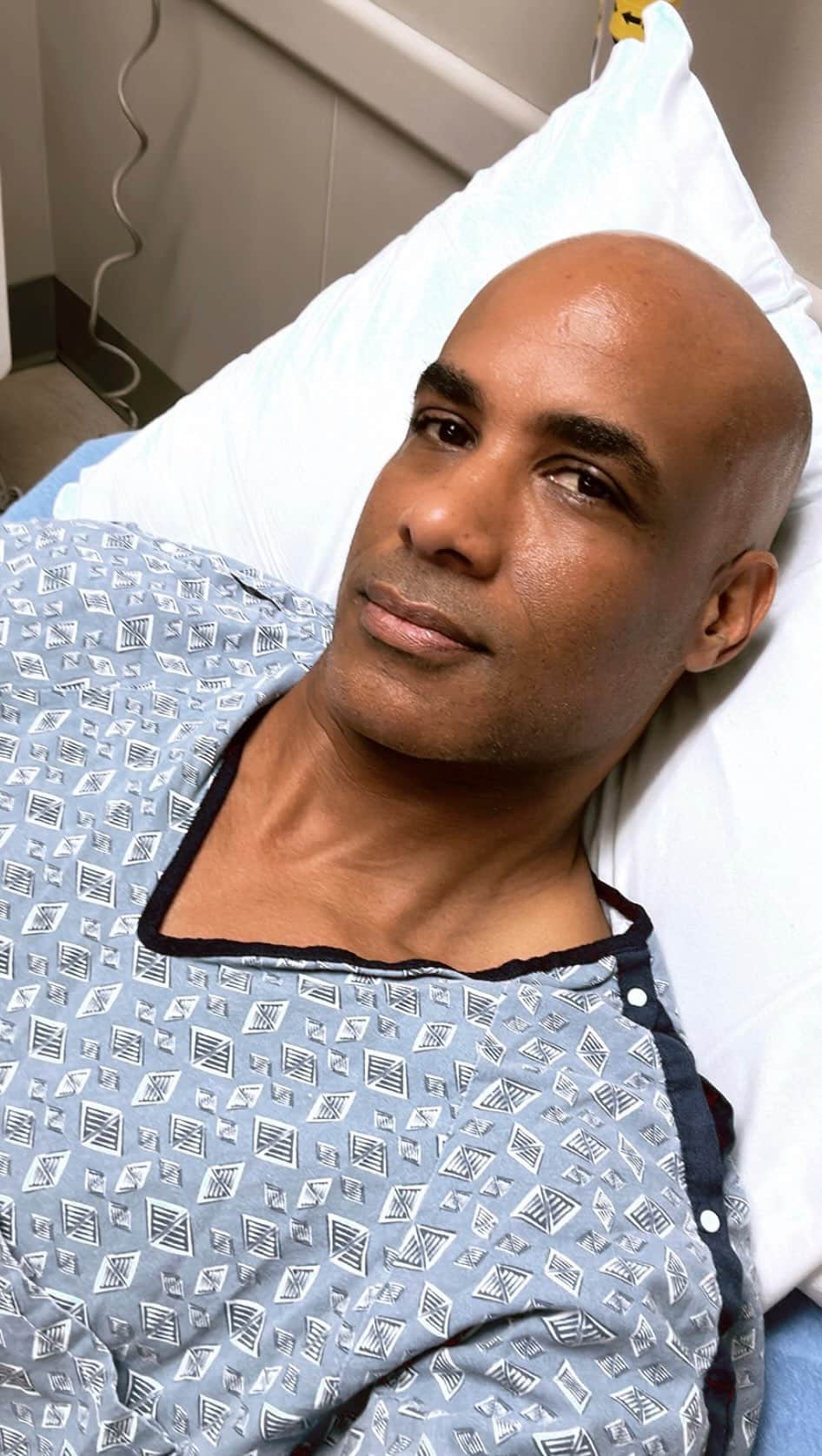 ボリス・コジョーのインスタグラム：「Then this happened. Had a partial laminectomy in two places, a back surgery I had in two other vertebrae ten years ago. Thank you, Dr Watkins Jr @thebackdoctorapp and his amazing staff ❤️ for taking good care of me.  Now I gotta rest and heal, then PT for a couple of weeks. Auf geht’s!! 🙏🏾😊💪🏾 #StenosisNoJoke #SciaticPainIsTheWorst #GratefulForMyBack #GratefulForMyFamily #GratefulForMyFootrubs @nicoleariparker ❤️ #GratefulForHelpingMeWalk @nico.kodjoe 💪🏾 #GratefulForMyMessages @sophie_kodjoe 😊」