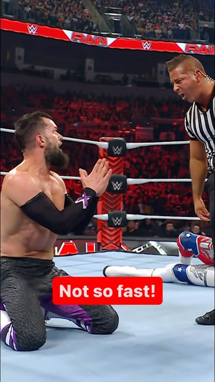 ファーガル・デヴィットのインスタグラム：「Not @finnbalor acting like he wasn’t gonna use the chair 😂」