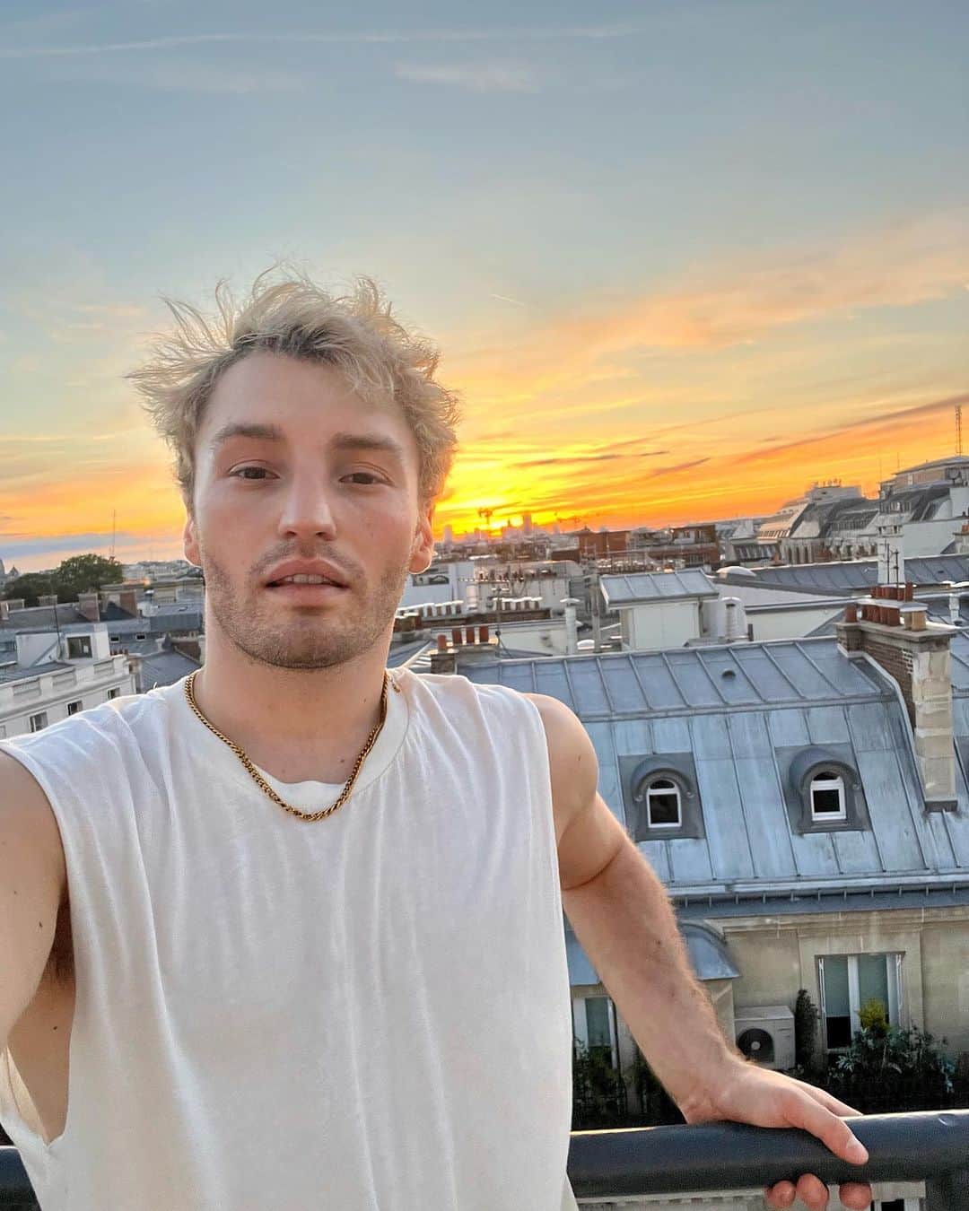 jotipolizoakisのインスタグラム：「Sous le ciel de Paris」