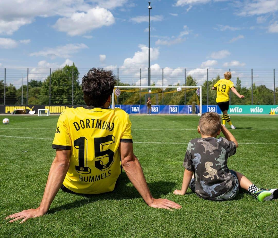 マッツ・フメルスのインスタグラム：「Bereit für unsere 18. & 6. Bundesligasaison 💛🖤」