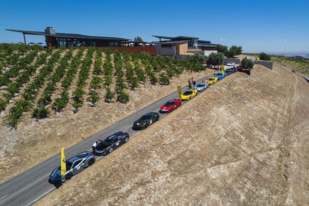 Ferrari USAのインスタグラム：「Four days and more than 600 miles covered—the #FerrariToMonterey rally was a breathtaking drive through Southern and Central California, that began in idyllic Santa Barbara, with stops in Malibu and Los Olivos, before ending at #CasaFerrari for #MontereyCarWeek. A glorious way to relax and celebrate the #Ferrari lifestyle amongst those who share an immense passion for the Prancing Horse.」