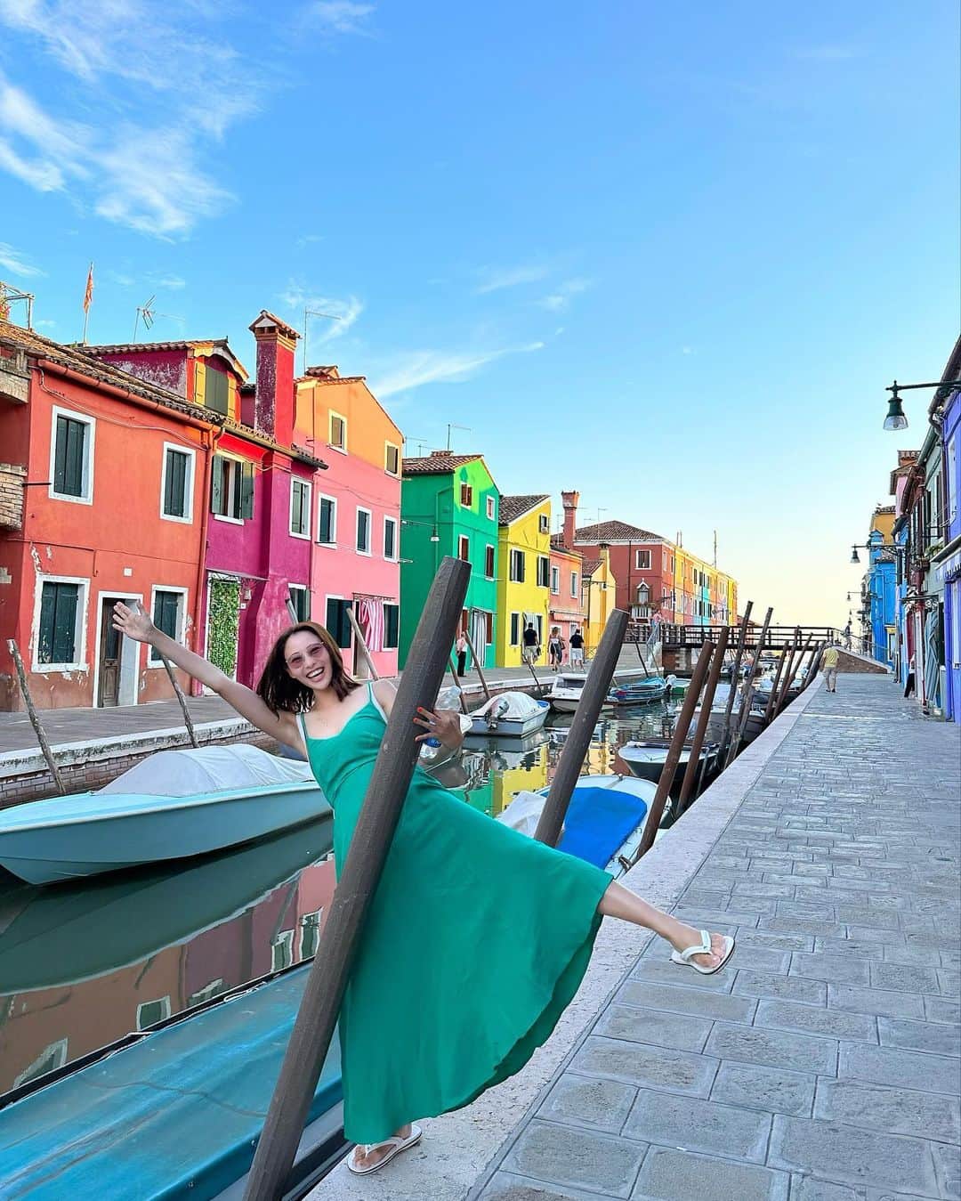 泉玲菜のインスタグラム：「. . 🇮🇹💚🤍❤️ カラフルな街が可愛すぎた🥹🌈 . . . #Venezia #burano」