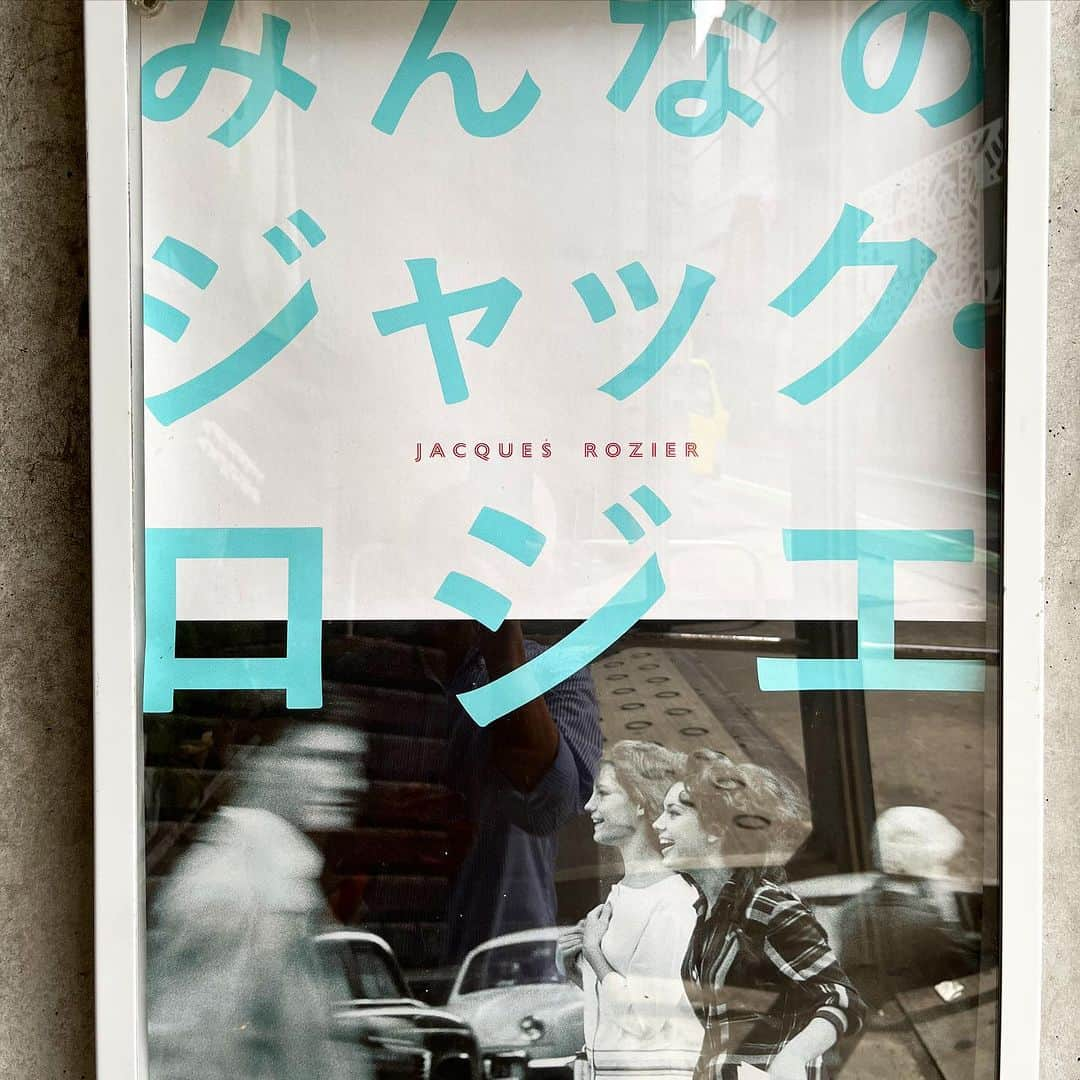 カジヒデキさんのインスタグラム写真 - (カジヒデキInstagram)「先日、長年観たかったジャック・ロジエ監督の『アデュー・フィリピーヌ』をユーロスペースで鑑賞。正にヌーヴェル・ヴァーグ初期の瑞々しさで一杯なヴァカンス映画で最高でした！生き生きと映し出される1961年頃のパリの街並みや2人の女の子の表情や動きは永遠に戻らない刹那があり、もうそれだけで感動！後半のコルシカ島でのはちゃめちゃな感じも愛らしくて、ちょっといなたい感じも含めロジエ最高！と唸りながら、清々しい気分で映画館を後にしました✨❄️同時上映の短編『パパラッツィ』と『バルドー/ゴダール』も感涙の素晴らしさ！バルドーの美しさ！『軽蔑』を見返そうと思いました🌈猛暑を幾分涼しくしてくれるヴァカンス映画。今年の夏にはピッタリですね！  #みんなのジャックロジエ #ジャックロジエ #アデューフィリピーヌ #ユーロスペース #カジヒデキ」8月19日 3時30分 - hideki_kaji