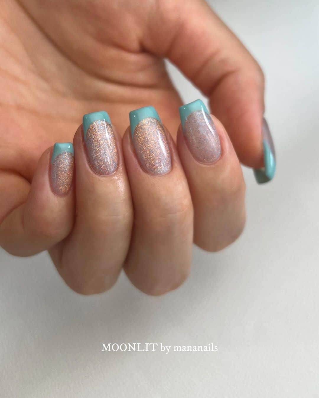 mananailsのインスタグラム：「🌌💛🩵  ベースは @akanails あかねちゃん監修の @jukeofficial_19 マグネット🌌(これはzirconeというカラー) ブルーとオレンジが混ざっててかわいいの😻(伝わる？) その上にレモン＆イルカカラーフレンチ🍋🐬  ☾120minオフ込み」