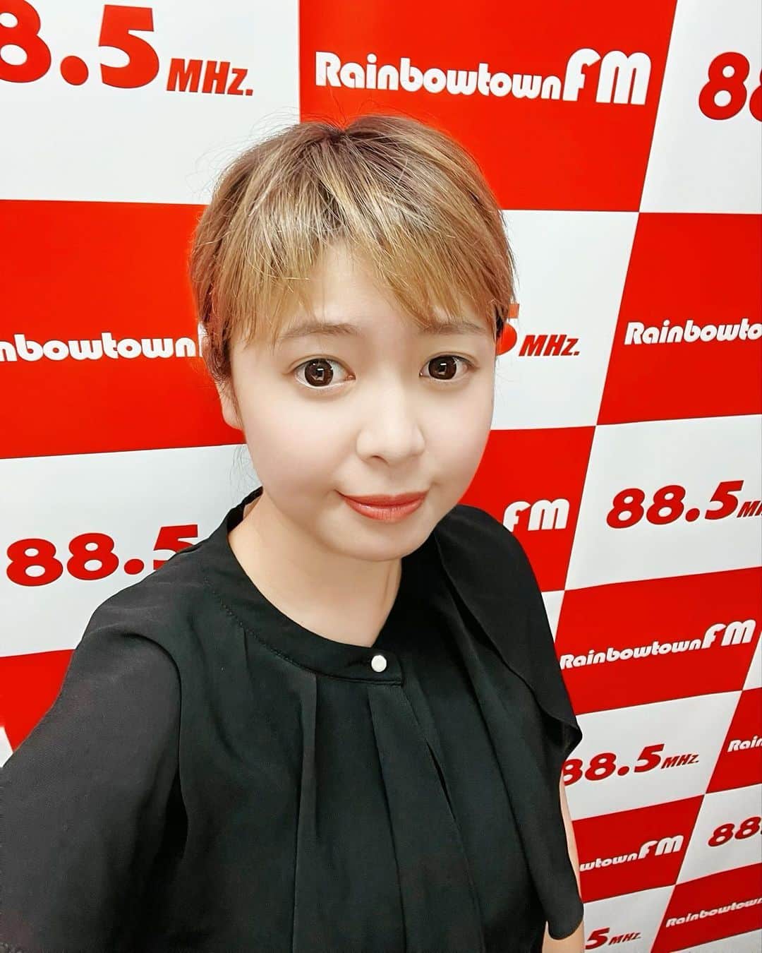 野澤美仁のインスタグラム：「いつもありがとうございます！  レインボータウンFMミサトーナイトでは、メッセージやリクエスト曲お待ちしております。  info@885fm.jp、ミサトーナイト！！宛にメールください❤️  ミサトーナイト！！毎週金曜日22時から聴いてください！YouTubeLIVE、アプリListen Radioでも聴けます！  #FM88.5#listenradio #リスラジ #youtubelive #ミサトーナイト#goodnight#art#radio#ラジオ #hair#haircolor #art #RABBIT#art#artist#ash #pet#うさぎ #travel#travelphotography #ミサトーナイト#color#happy#smile」