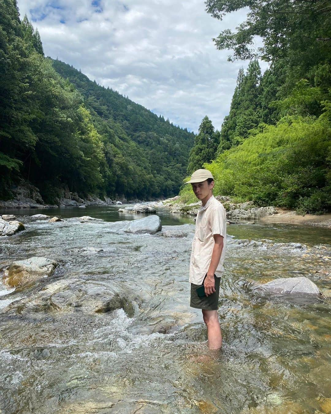 古田敬一のインスタグラム：「川と自分好きやわ〜  cap #filson tops #yellowrat pants #yellowrat  shoes #thesandalman  #ivylook#ivyfashion#ivystyle#trad#tradstyle#tradfashion#traditional#traditionalstyle#ametra#americantraditional#surf#oldsurf#outdoor#outdoorstyle#madeinusa」