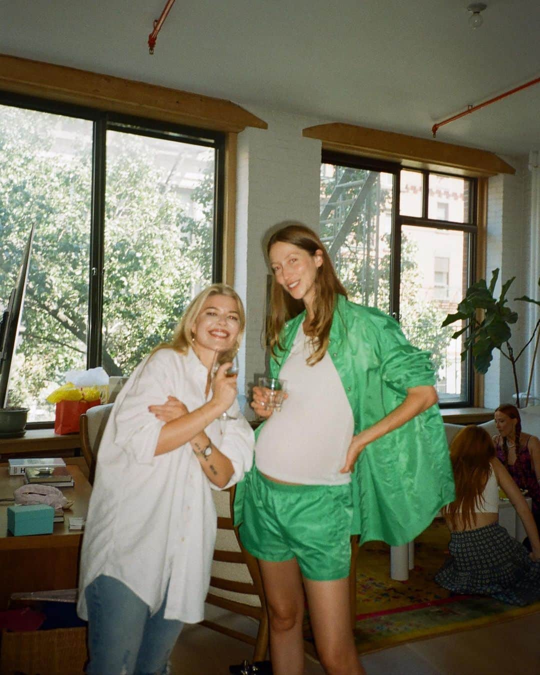 ジャクリーン・ヤブロンスキーさんのインスタグラム写真 - (ジャクリーン・ヤブロンスキーInstagram)「Mother & Sistas did something cute 💅🏼💕👰‍♀️」8月19日 4時10分 - jacquelynjablonski