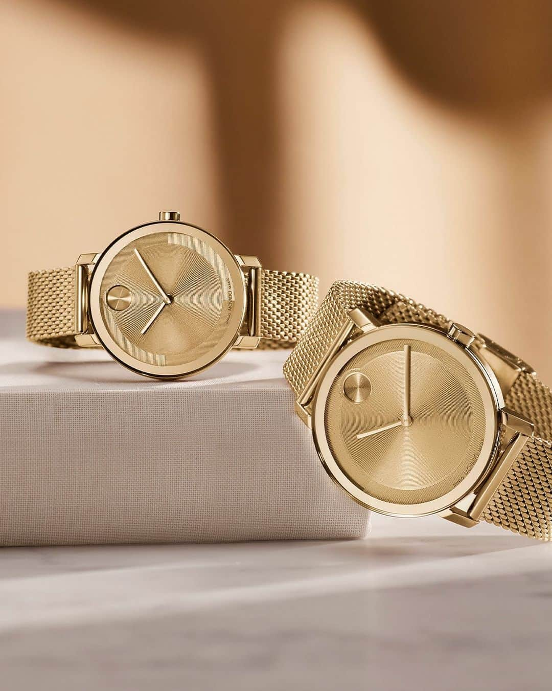 モバードのインスタグラム：「The evolution of modern design. This sleek #MovadoBold Evolution 2.0 features a statement-making 40mm case that houses a captivating micro-textured goldtone dial with a glossy lacquer overlay. The matching mesh bracelet completes the design with a minimalist edge. Tap to shop.」