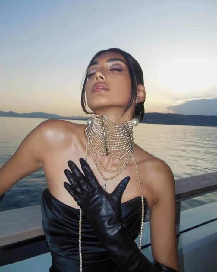 Vogue Beautyさんのインスタグラム写真 - (Vogue BeautyInstagram)「Born in Coventry, England, Neelam Gill (@neelamkg) is the British Punjabi model taking over your Instagram feed. Although she's been in the business since she was 18 (she's now 28), the model still feels imposter syndrome and struggles with self-image—something she opened up to Vogue about in a recent interview.  At the link in our bio, see what Neelam Gill had to say about her beauty journey. Plus everything on her must-know make-up and skincare secrets.」8月19日 5時00分 - voguebeauty