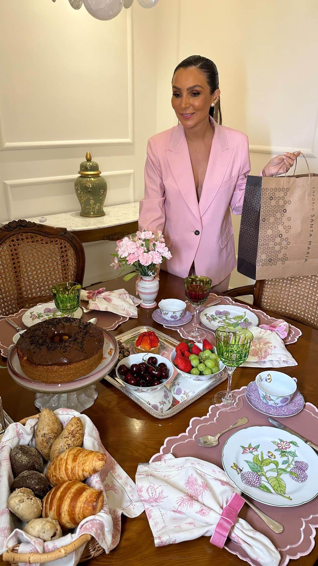 Lalá Noletoのインスタグラム：「Como eu amo receber amigos em casa! Nada como deixar a mesa impecável e cheia de opções ❤️ o @emporiostamaria é minha parada essencial para esses momentos. A qualidade de todos os produtos é excelente e encontro tudo que preciso em um só lugar. A vida fica muito mais fácil quando tempo lugares assim. Não é verdade?   #publi」