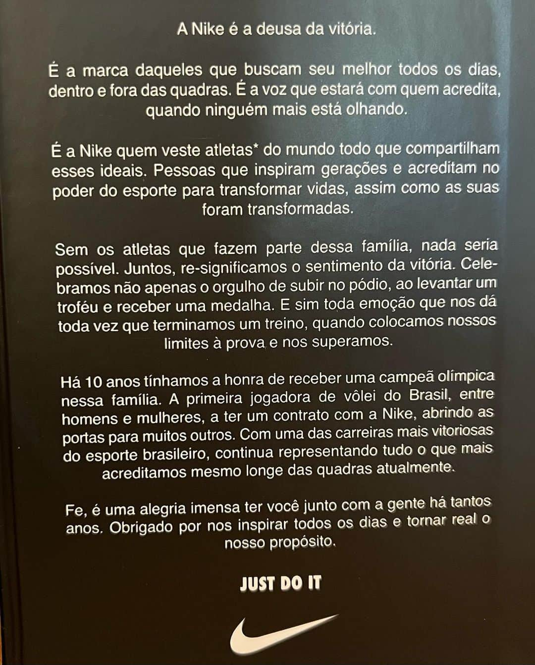 フェルナンダ・ロドリゲスさんのインスタグラム写真 - (フェルナンダ・ロドリゲスInstagram)「Ainda processando a surpresa de ontem! Quando eu bati na porta da Nike 10 anos atrás eu imaginei sim, uma parceria promissora, mas nunca imaginei construir um relacionamento cercado de tanto afeto, reconhecimento e admiração.  Sou muito grata por andar junto de uma marca da qual me identifico desde sempre e por ter encontrado no caminho pessoas tão realizadoras que fizeram o voleibol entrar e ocupar até hoje o seu lugar 👊🏾 ORGULHOSA de ser a PRIMEIRA ATLETA a completar 10 ANOS com a NIKE e a receber este reconhecimento. Feliz demais, por saber que outros atletas também receberão jaja 😊 @titapereira  @luisalexandre14  @rodrigogarrote  @alimenga  @brenolouvison」8月19日 4時55分 - fegaray