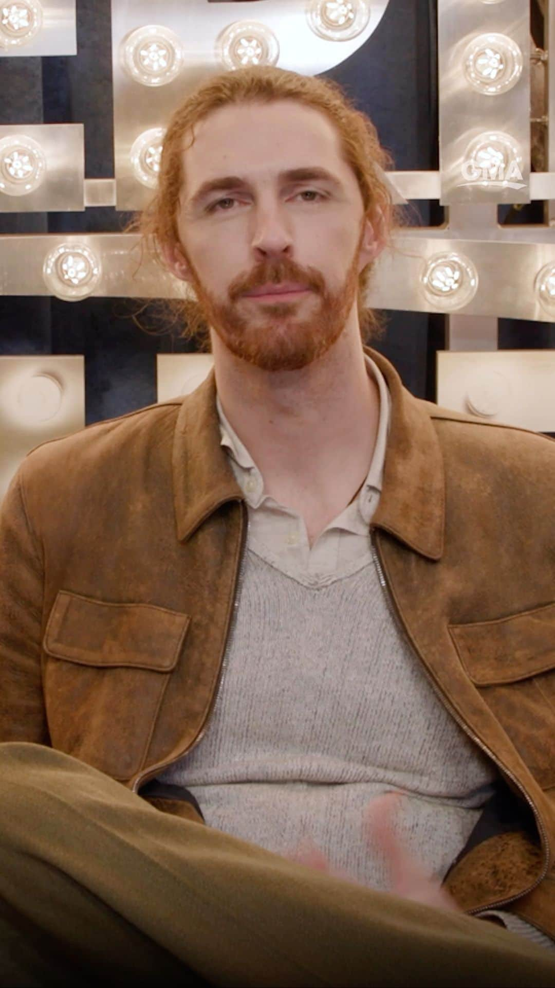 ホージアのインスタグラム：「@hozier plays #AskMeAnything backstage at @goodmorningamerica and shares the inspiration behind his album “Unreal Unearth.” 🎶  #HozierOnGMA #AskMeAnything #PopCulture」