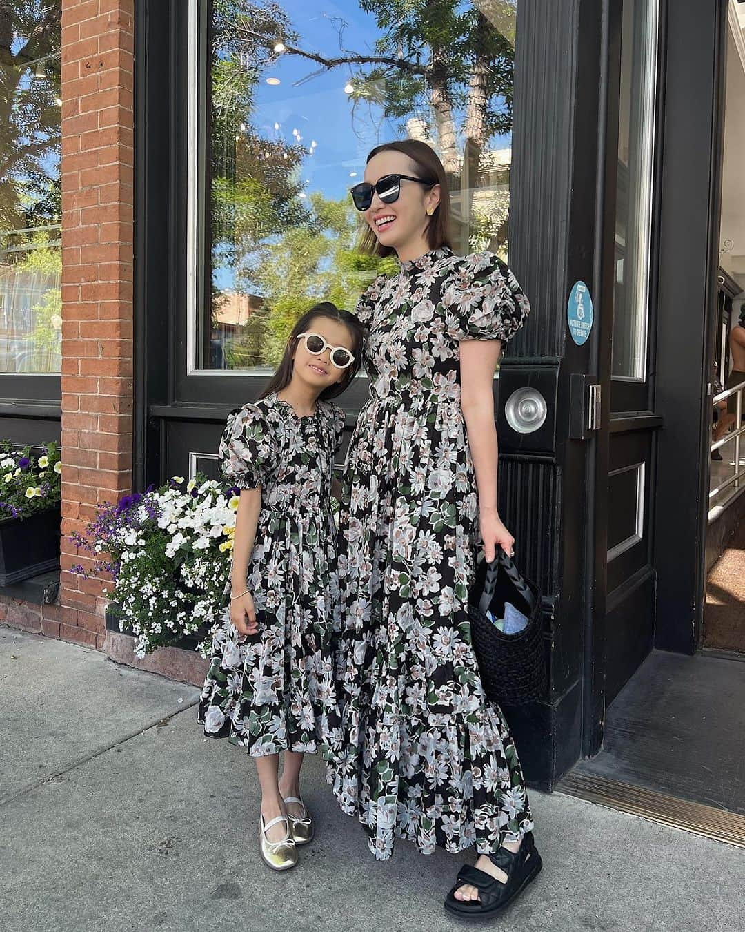 翁安芸さんのインスタグラム写真 - (翁安芸Instagram)「Saturday Farmers Market in Aspen🌼🌿  Matching dress with my girl✨✨  25ansオンラインの連載にアップしている 週末の娘とのコーディネート💛  #akiwengslifewithstyle #motheranddaughter #ヴァンサンカン #オンライン #連載 #akiweng #aspen #saturdaymarket #farmersmarket #weekendmood」8月19日 5時05分 - akinyc