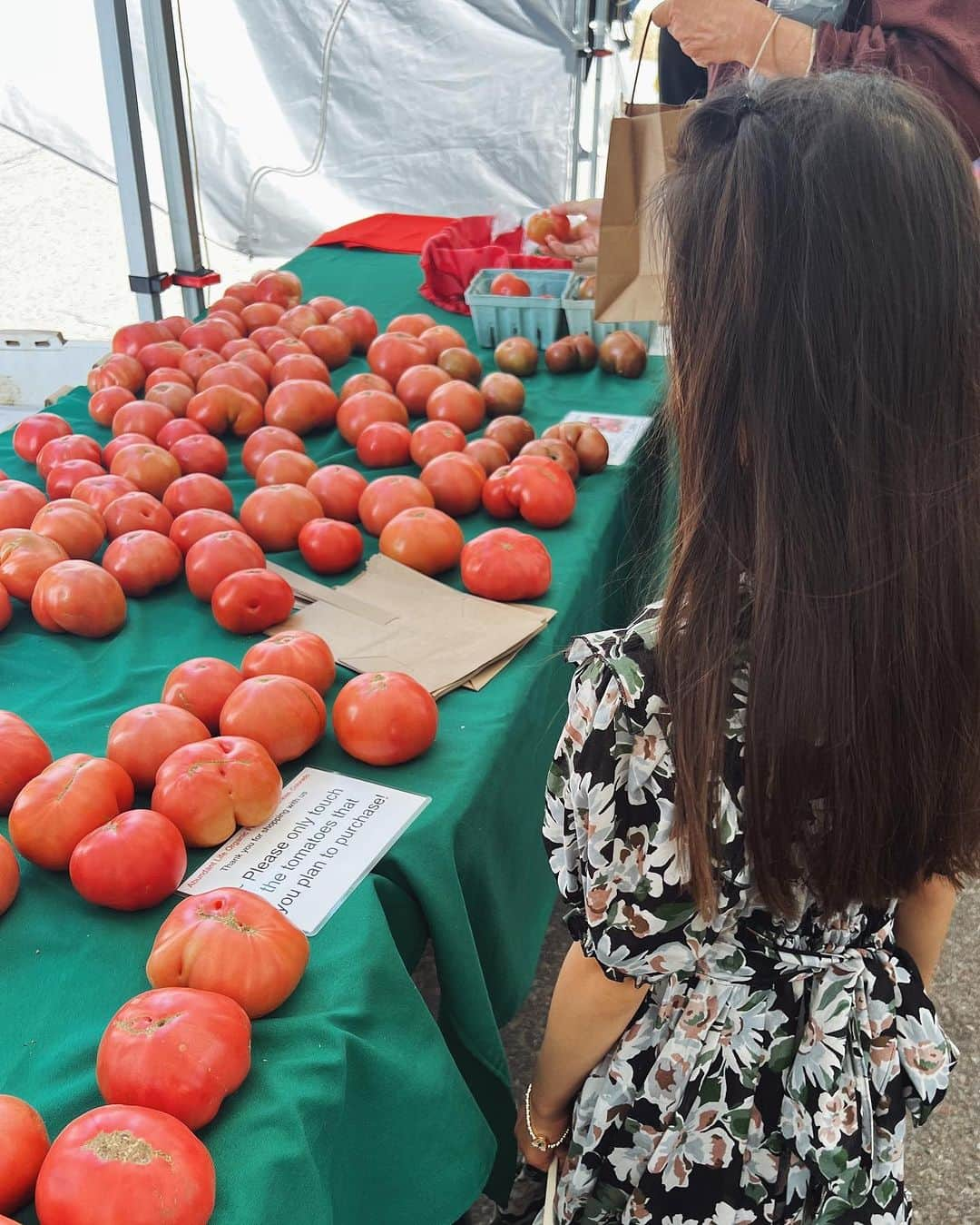 翁安芸さんのインスタグラム写真 - (翁安芸Instagram)「Saturday Farmers Market in Aspen🌼🌿  Matching dress with my girl✨✨  25ansオンラインの連載にアップしている 週末の娘とのコーディネート💛  #akiwengslifewithstyle #motheranddaughter #ヴァンサンカン #オンライン #連載 #akiweng #aspen #saturdaymarket #farmersmarket #weekendmood」8月19日 5時05分 - akinyc