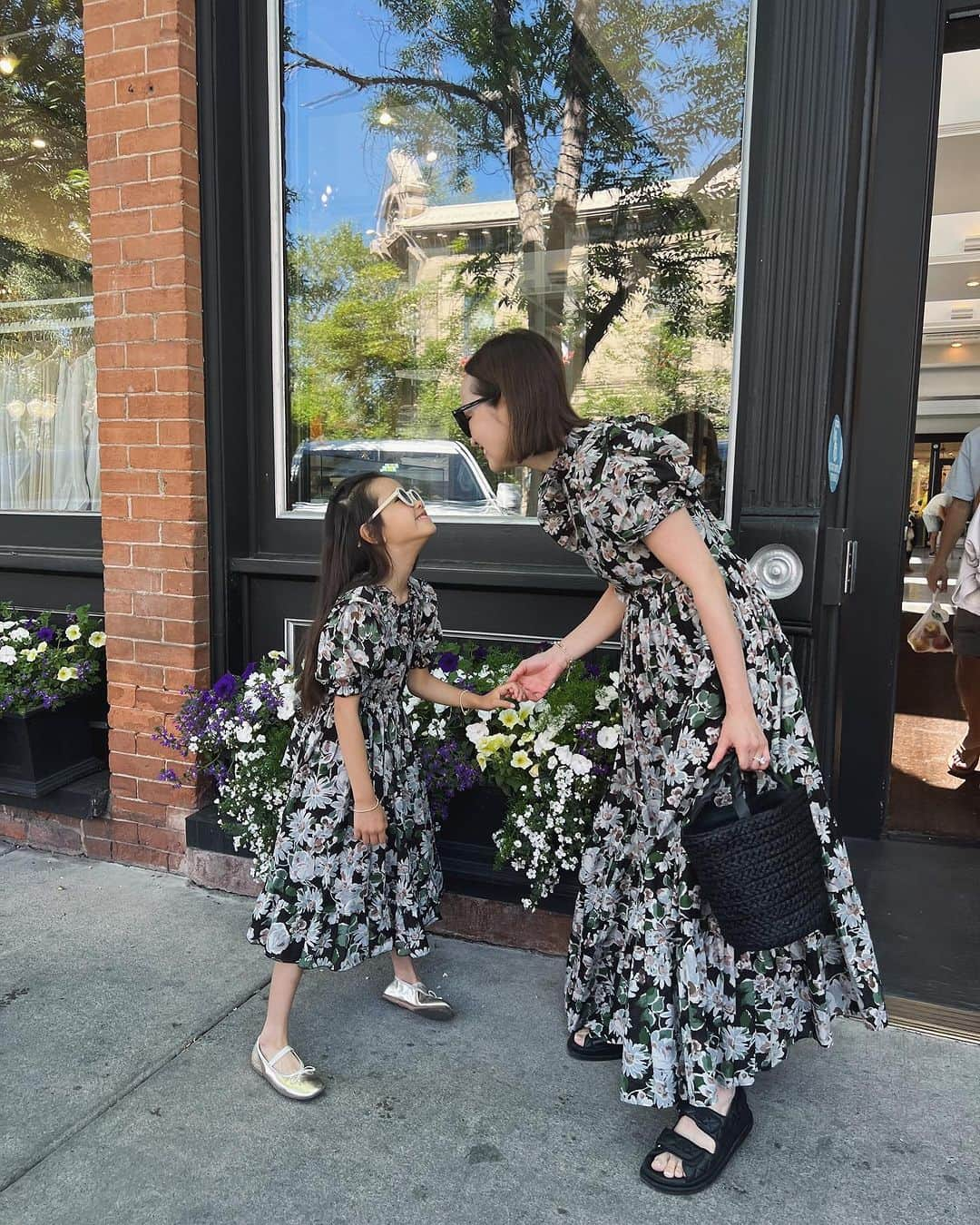 翁安芸さんのインスタグラム写真 - (翁安芸Instagram)「Saturday Farmers Market in Aspen🌼🌿  Matching dress with my girl✨✨  25ansオンラインの連載にアップしている 週末の娘とのコーディネート💛  #akiwengslifewithstyle #motheranddaughter #ヴァンサンカン #オンライン #連載 #akiweng #aspen #saturdaymarket #farmersmarket #weekendmood」8月19日 5時05分 - akinyc