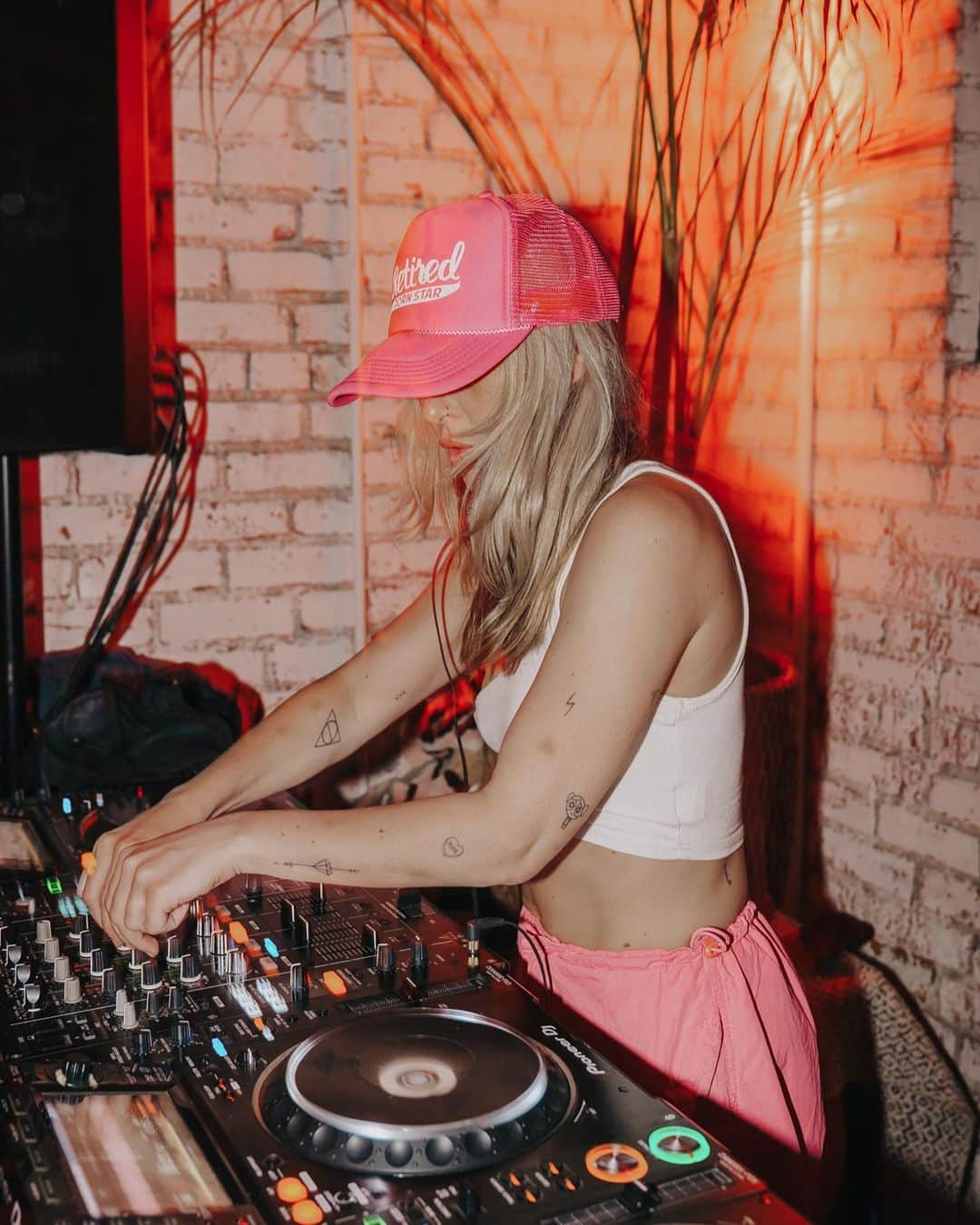 Carter Cruiseさんのインスタグラム写真 - (Carter CruiseInstagram)「see you tonight @longstoryshortparty!!! DM the party page for bottle service / table reservations :) COME JOIN THE CIRCLE CHILDREN!!!!   📸: @sk8orjuan」8月19日 5時05分 - cartercruise