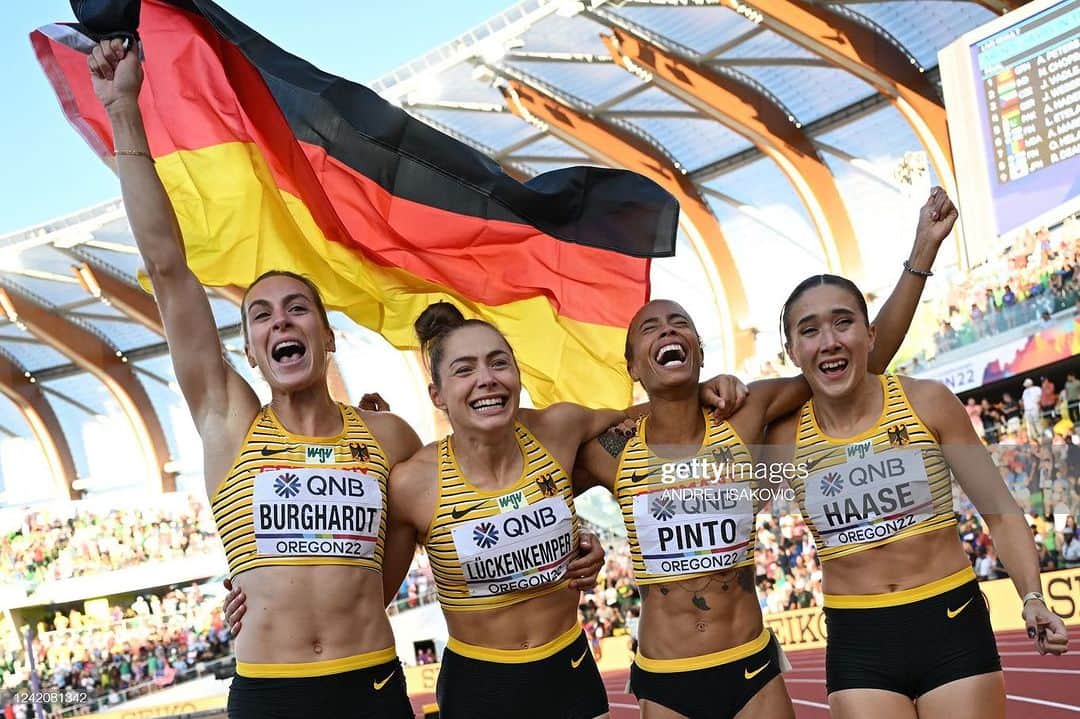 アレクサンドラ・ブルクハルトのインスタグラム：「Best of luck to all my friends competing at @worldathletics champs in Budapest over the next couple of days! 🤞🏽🍀 Of course I’m sad not to be able to compete myself, but my rehab programme is in full swing and I feel better and stronger everyday 👊🏽  #dreamon」