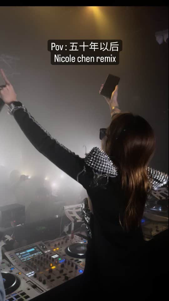 Nicole Chenのインスタグラム：「Pov 五十年以后(nicole chen remix) Let's show the world. You can love somebody so much.  I love you so much if you know 💓  The way you kiss me  #djane」